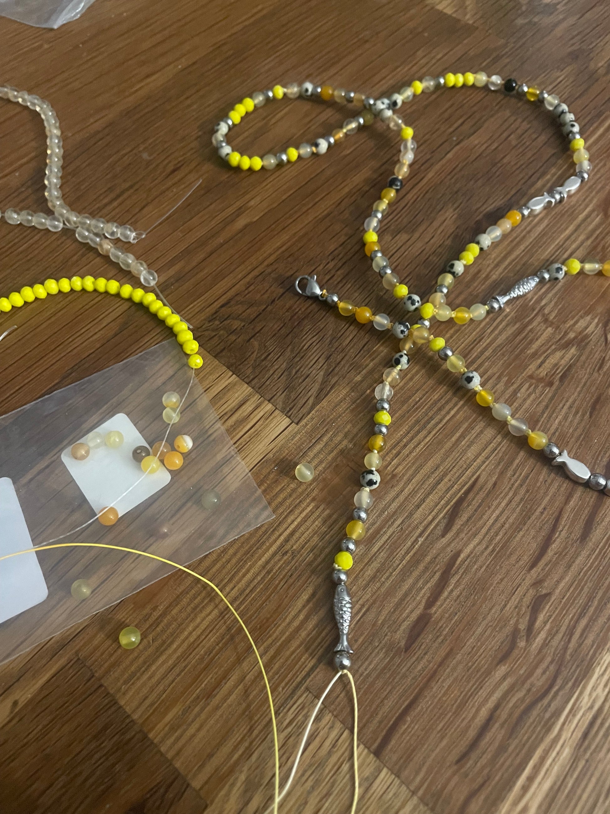 Création à la main du collier sautoir le poisson Jacqueline tons jaunes et argenté