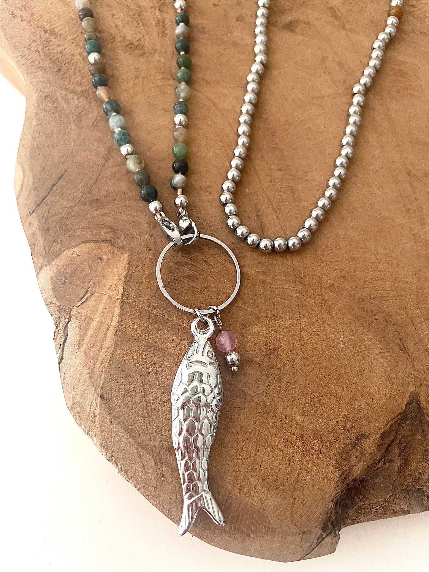 Zoom pendentif grand poisson argenté acier inoxydable long collier sautoir