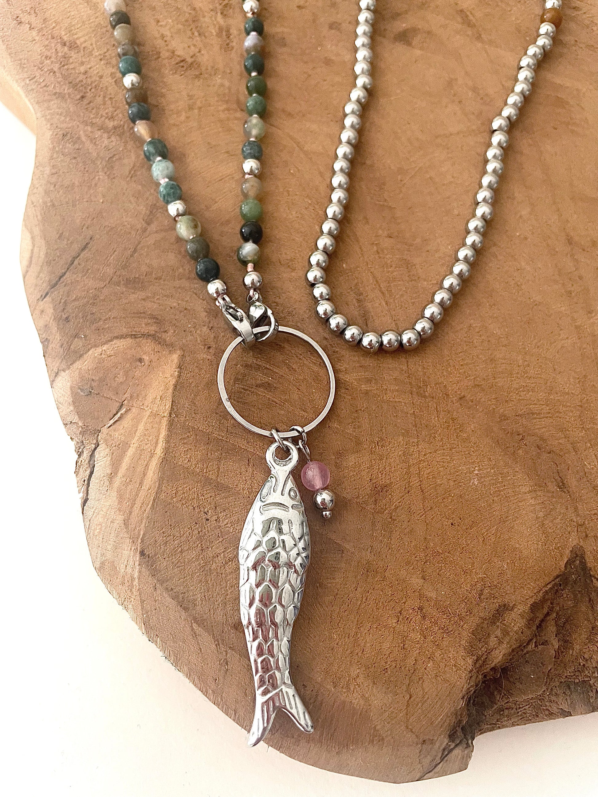 Zoom pendentif grand poisson argenté acier inoxydable long collier sautoir