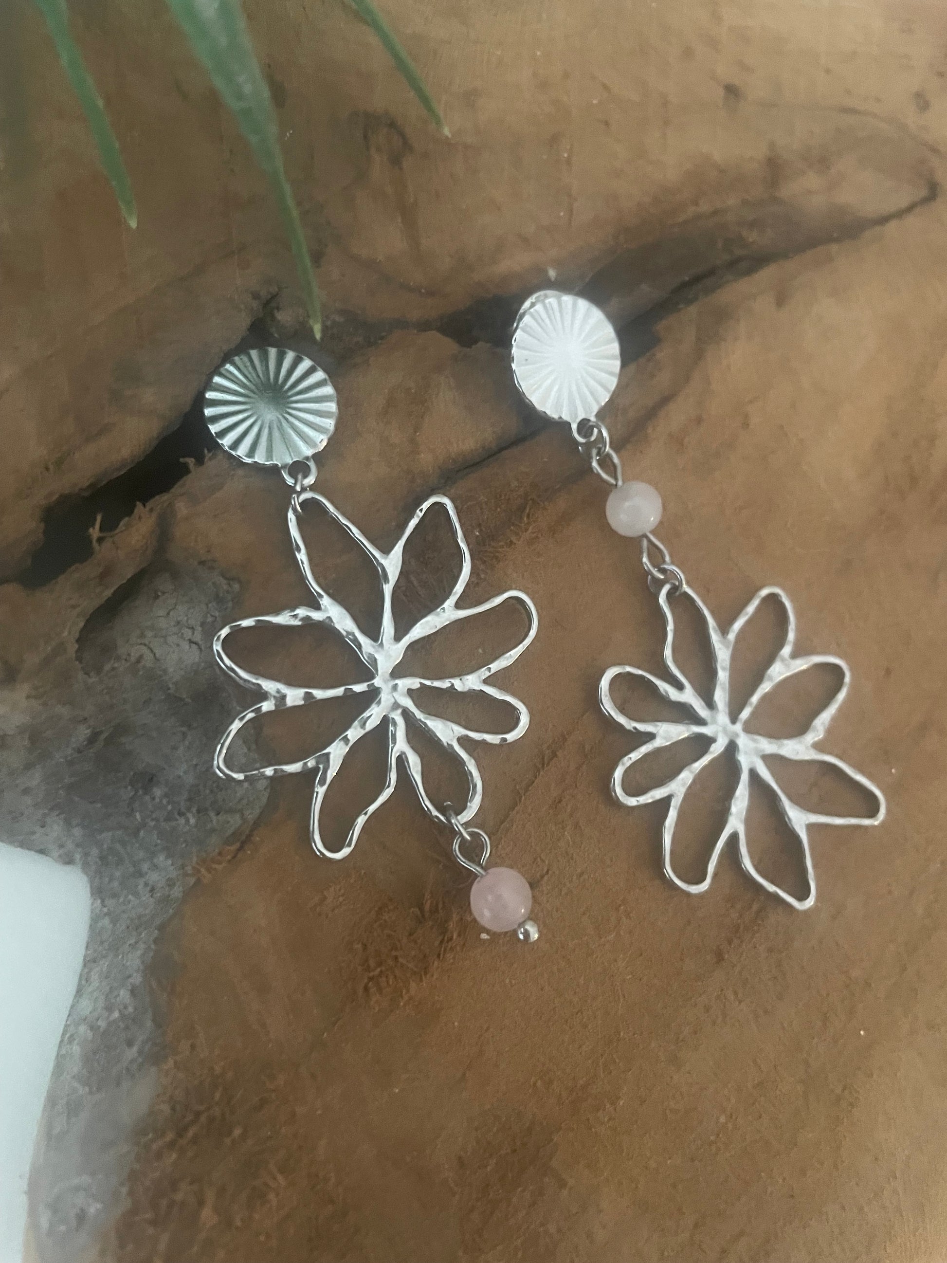 zoom boucles fleurs argent et quarts rose gros plan fond bois