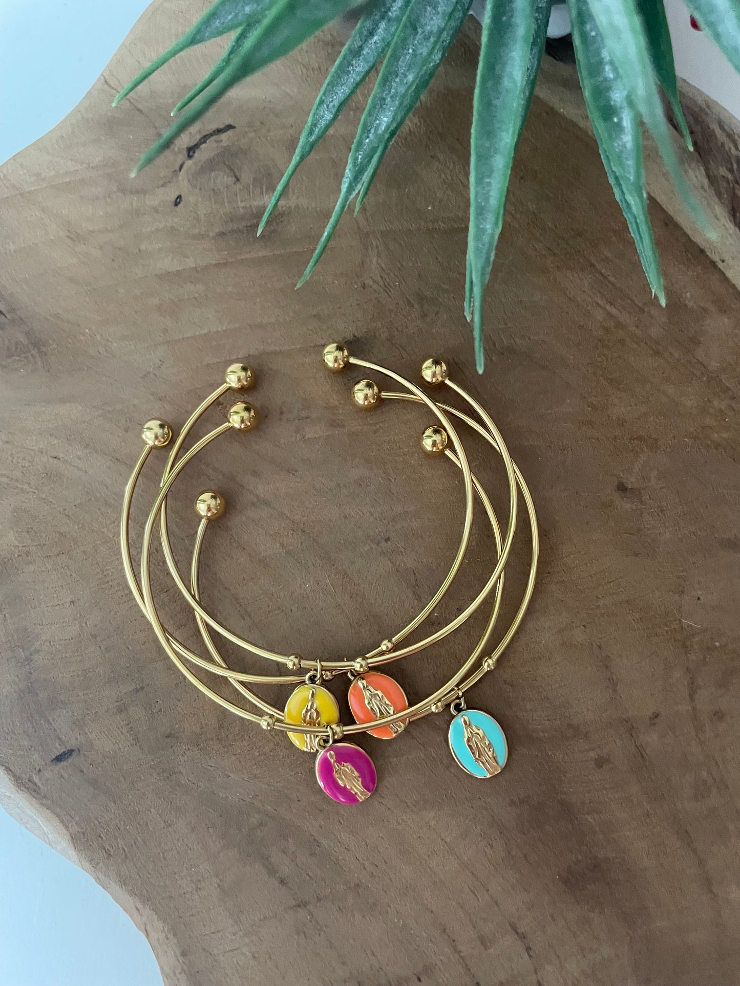 Bracelet jonc doré et breloque vierge Marie colorée