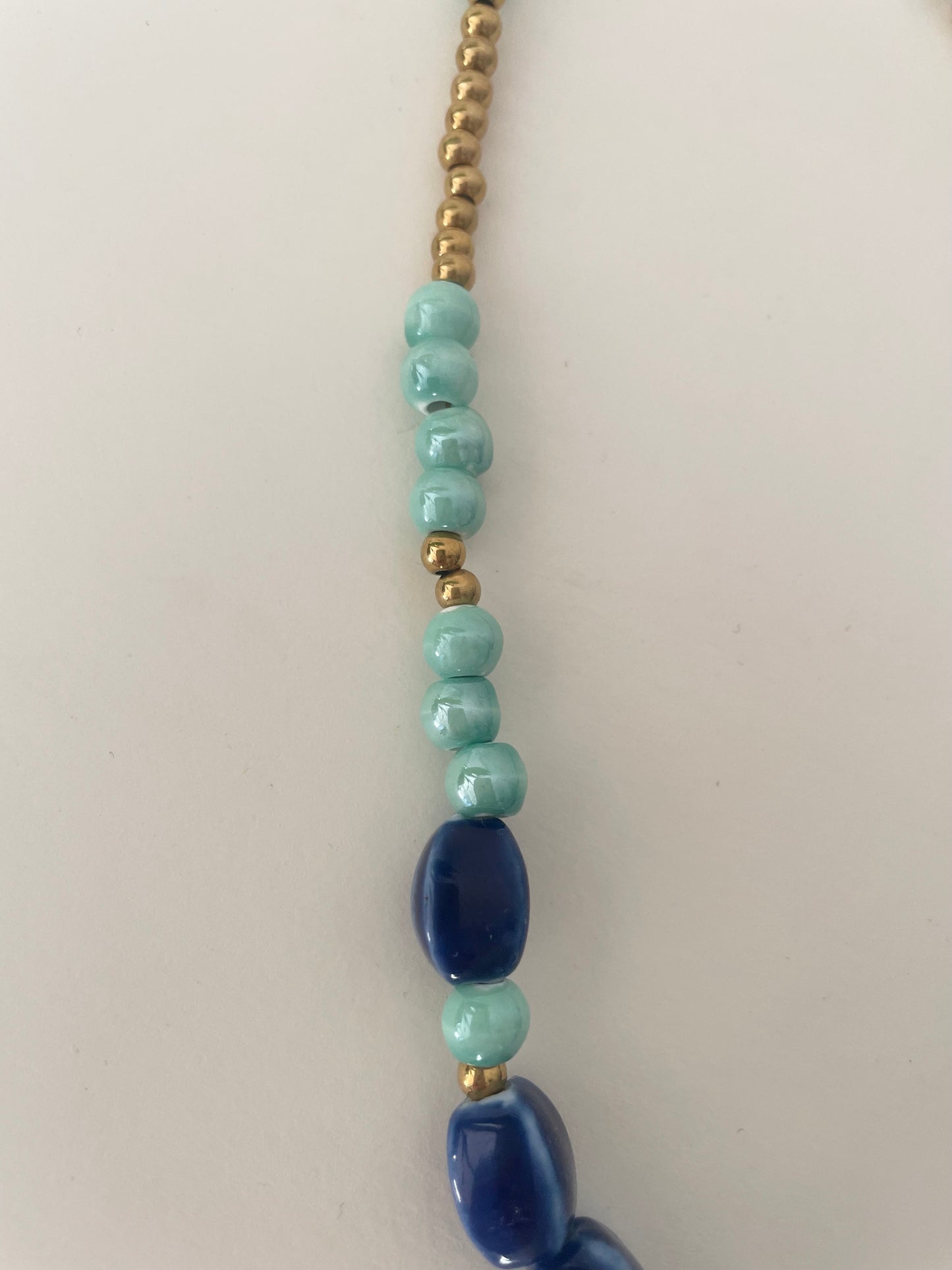 Détail perles collier poisson bleu et turquoise