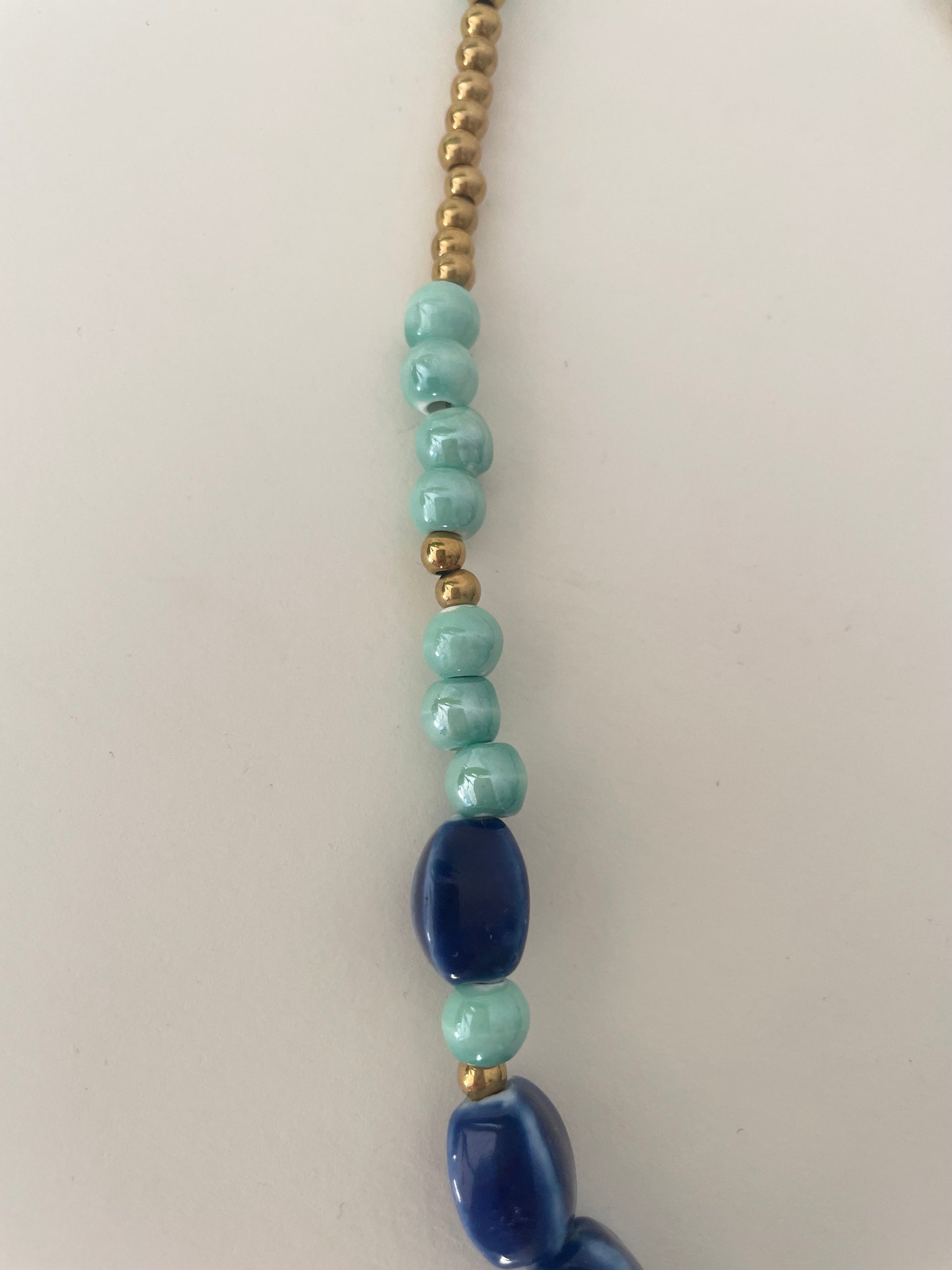 Détail perles collier poisson bleu et turquoise