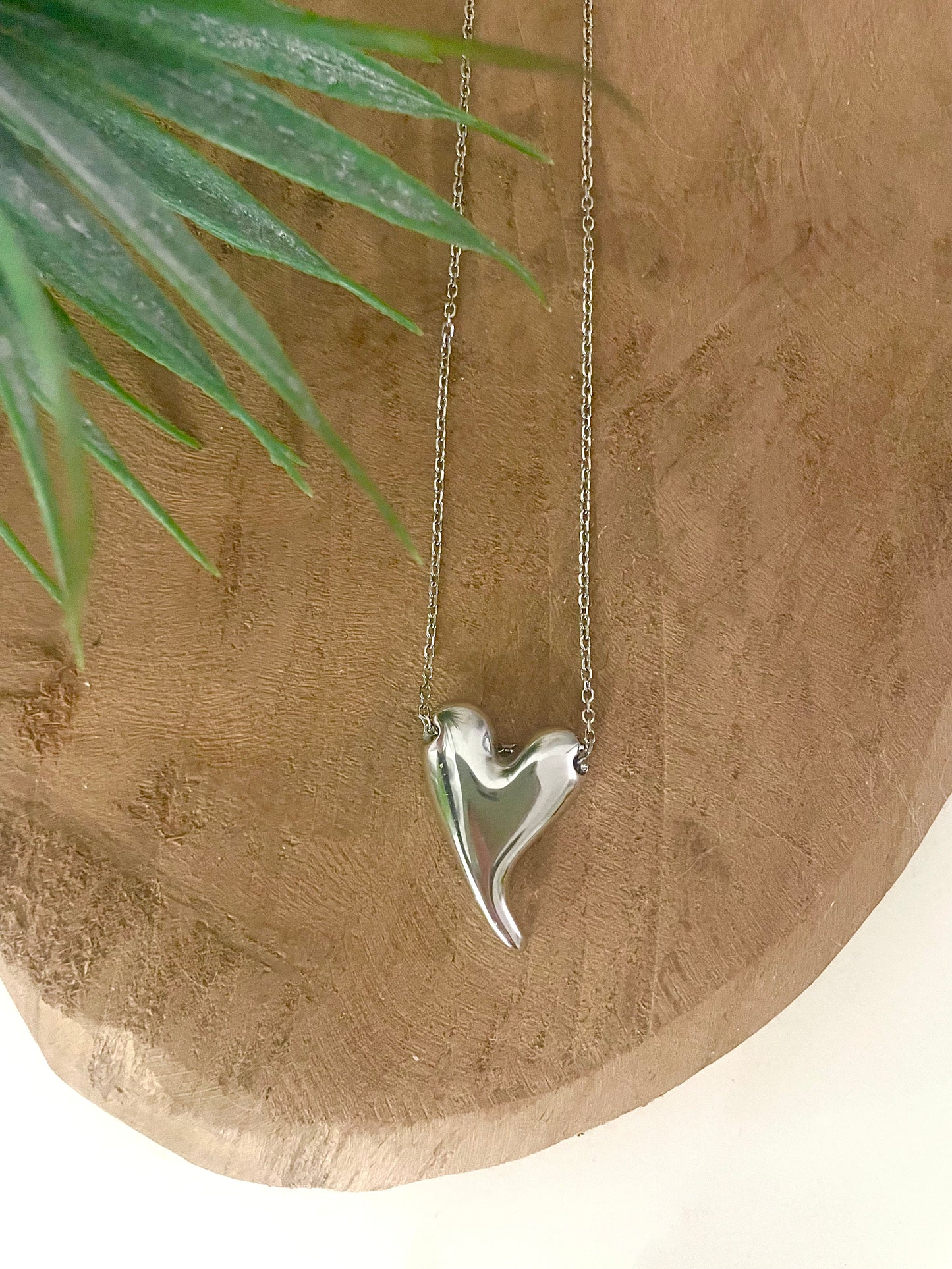 Collier court coeur asymétrique argent avec chaîne fine