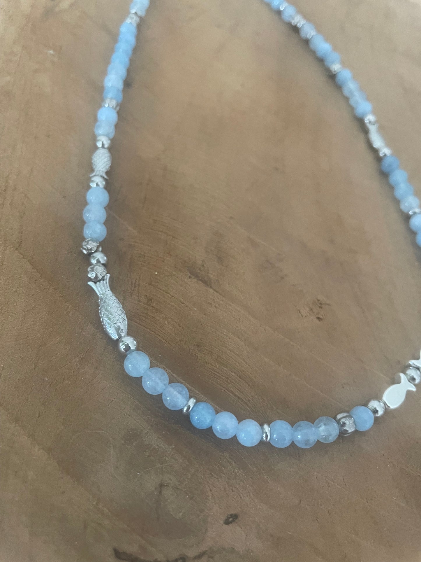 Collier court - ras de cou le poisson Jeanne en pierre naturelle jade bleu et argenté