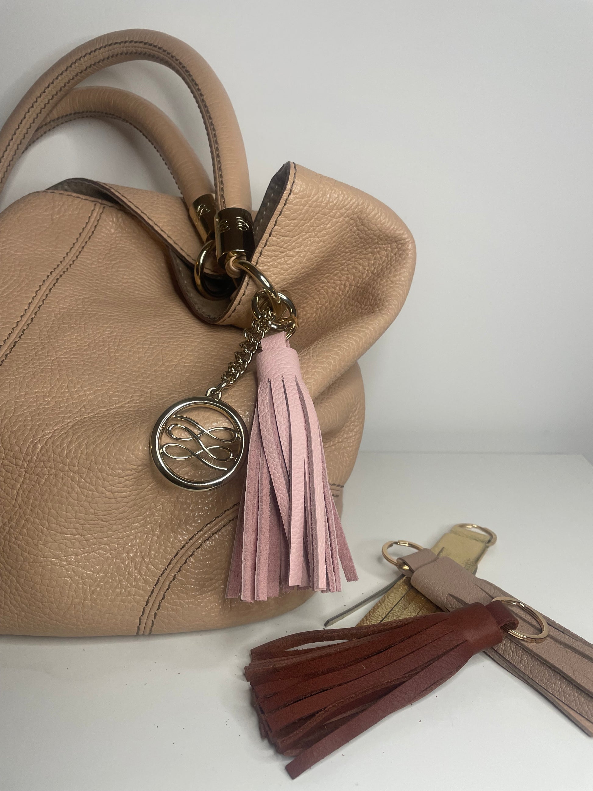 Présentation pompon cuir CONSTANCE fait main sur sac à main