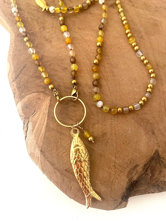 Zoom pendentif poisson doré collier long Jacqueline tons jaune marron pierre naturelle