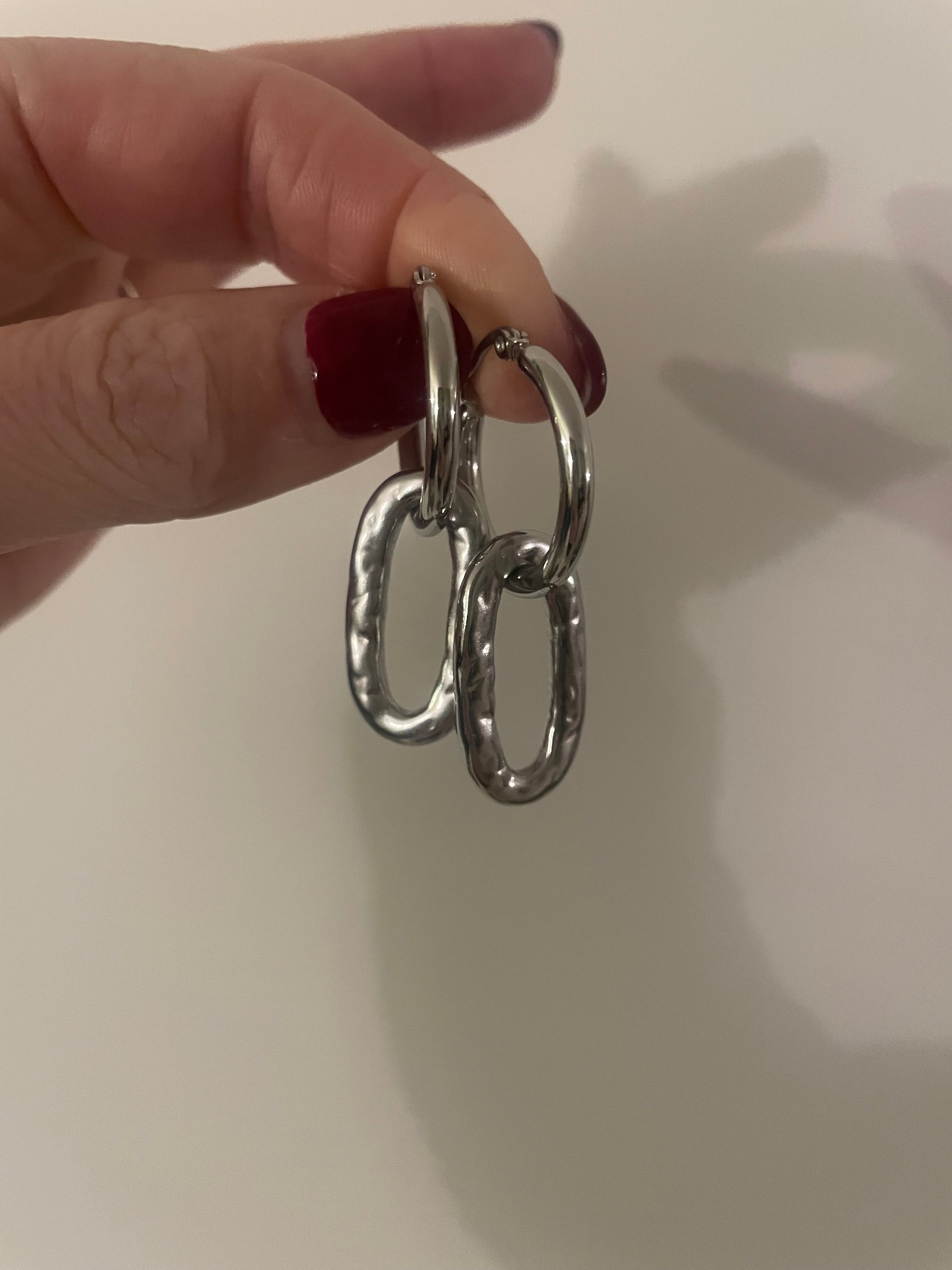 Vue de face boucles créoles argent et pendentif ovale martelé