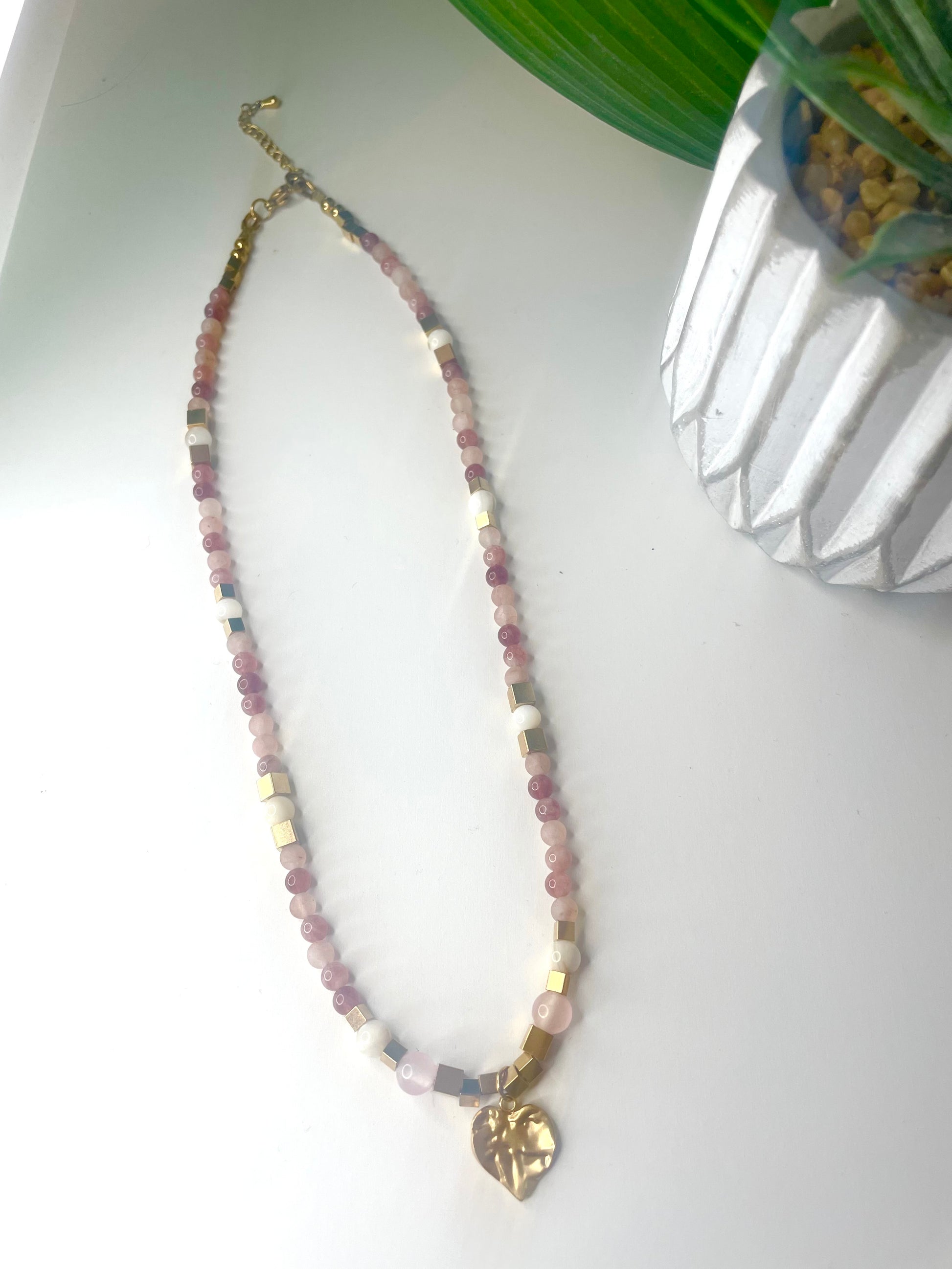 Vue entière collier Gisèle version doré rose quartz breloque