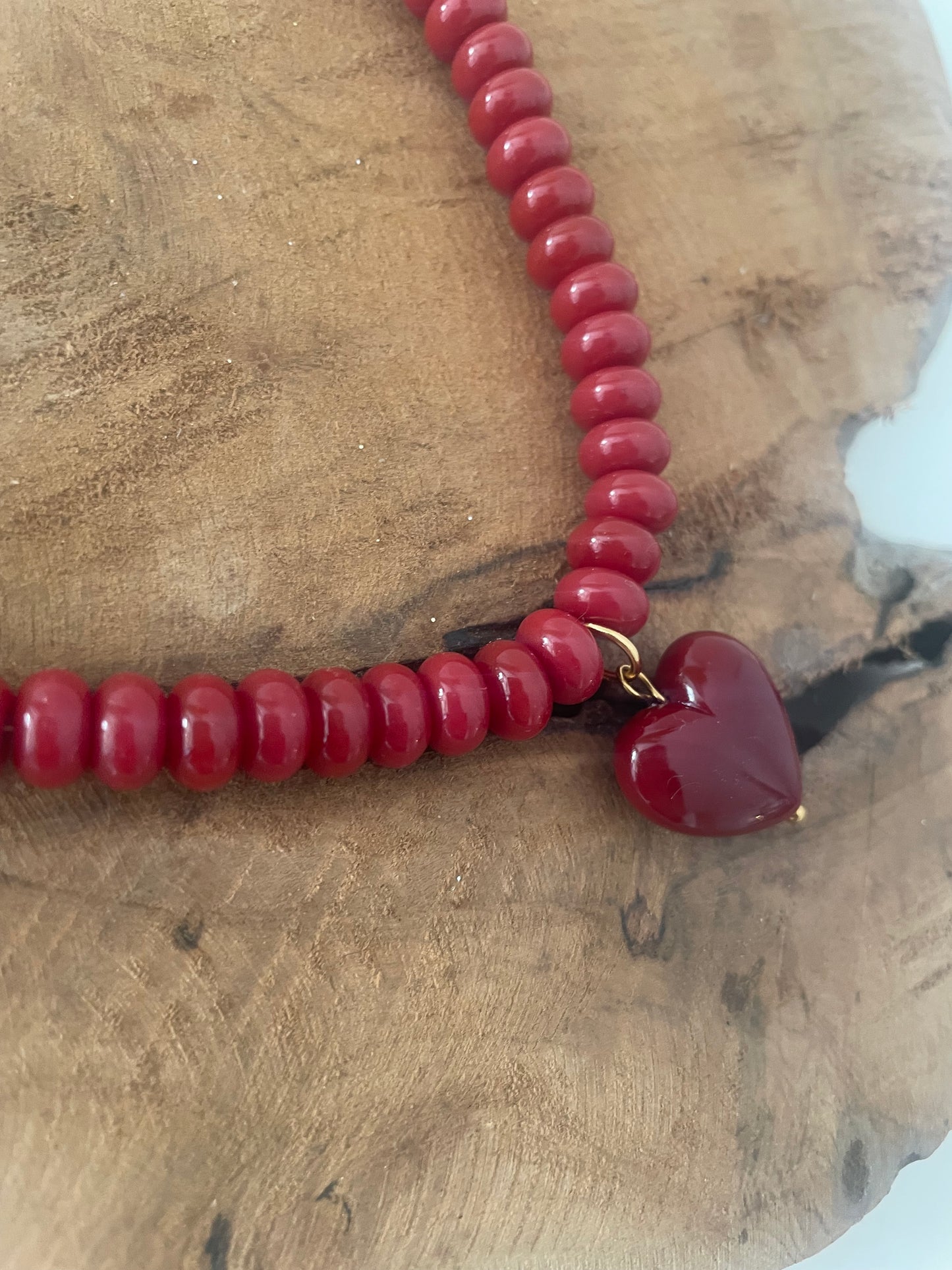zoom pendentif coeur résine rouge bordeaux collier perles heishi verre