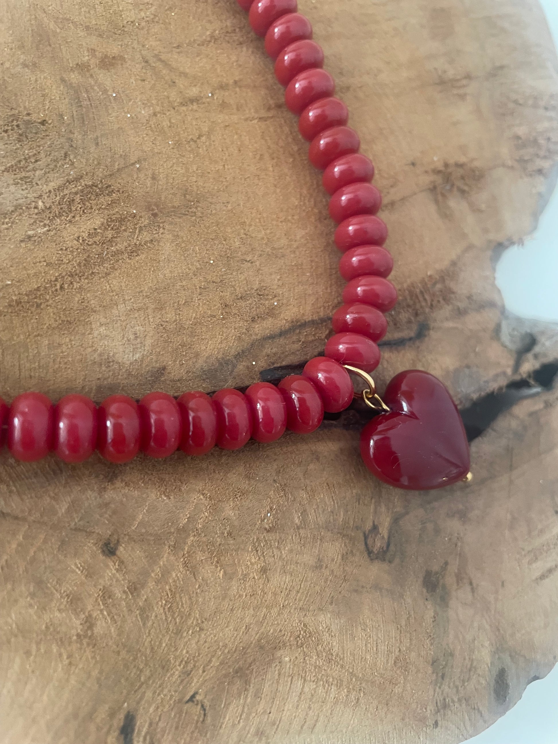 zoom pendentif coeur résine rouge bordeaux collier perles heishi verre