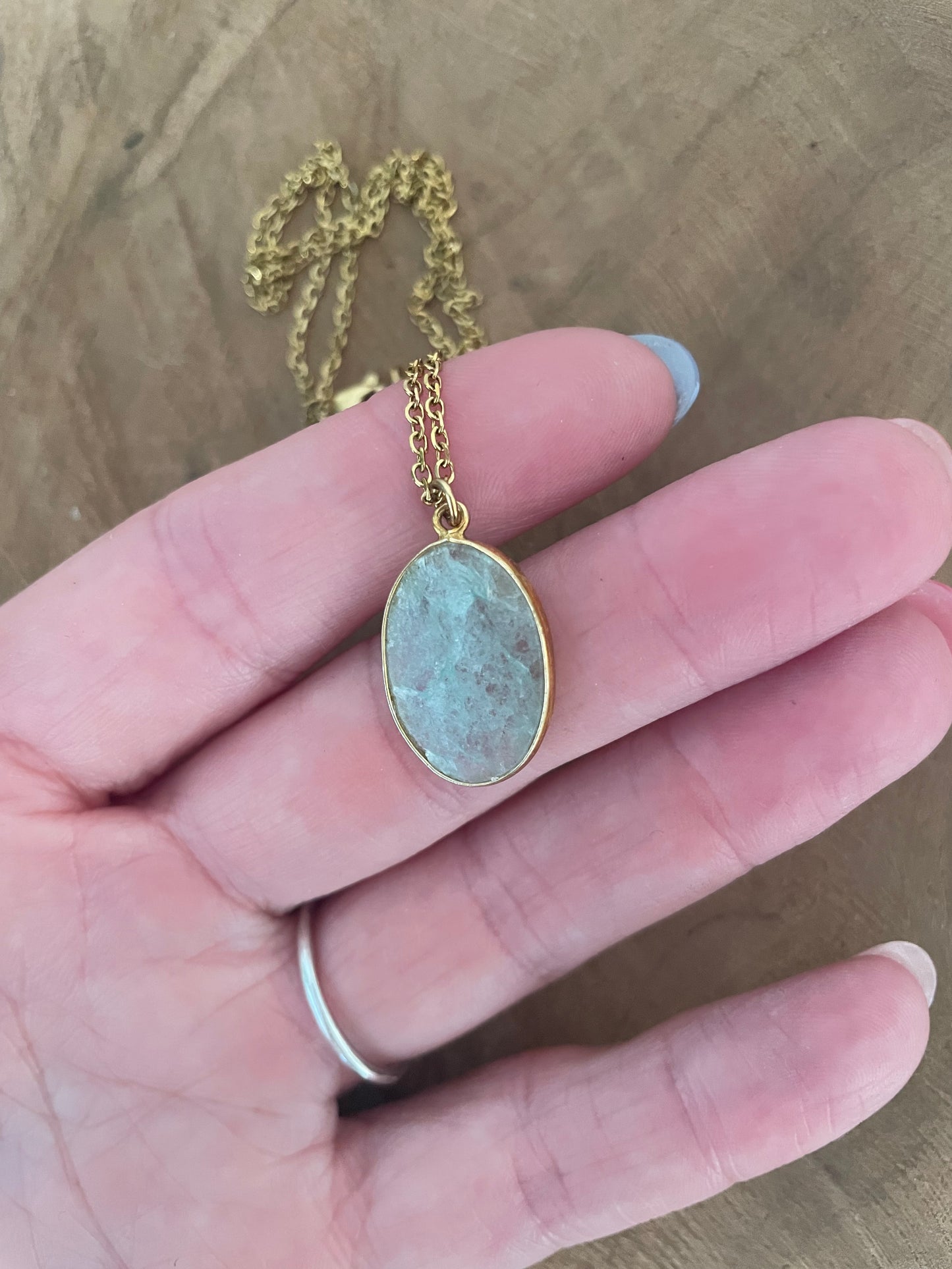 Collier doré et pendentif ovale en aventurine
