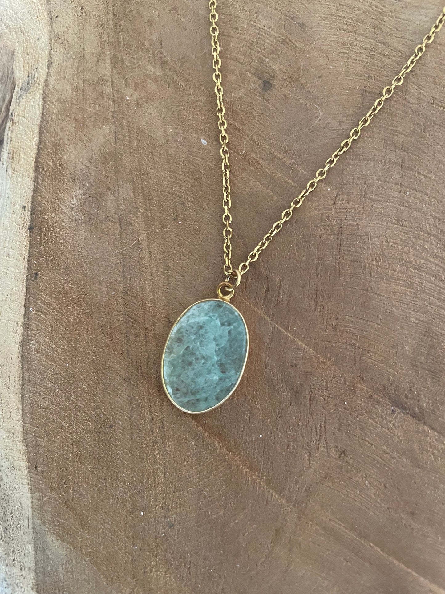 Collier doré et pendentif ovale en aventurine