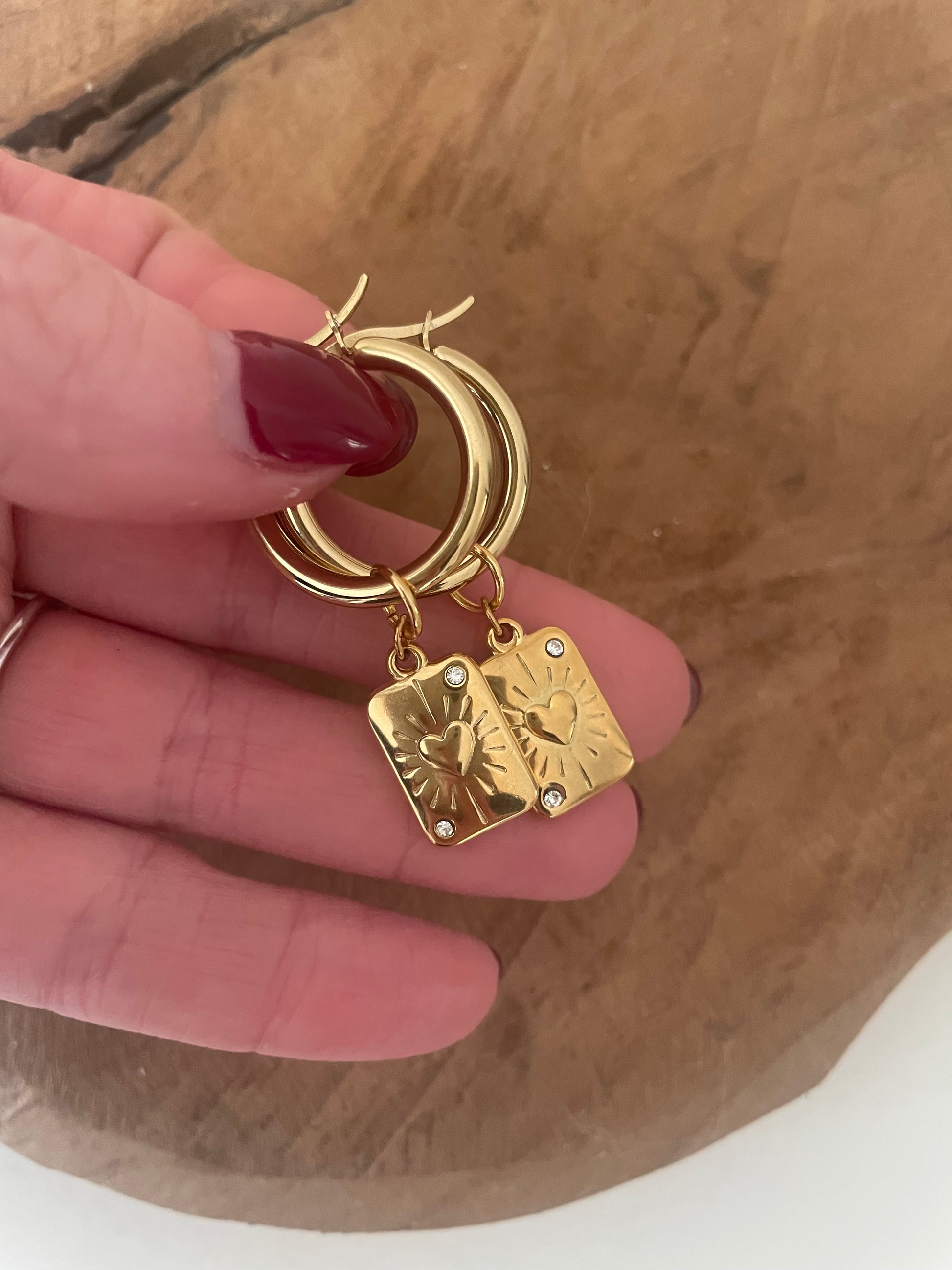 Vue profil boucles d’oreilles créoles et as de coeur doré acier inox 