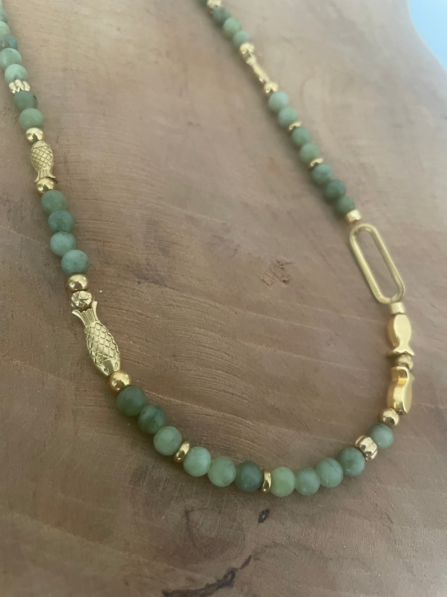 Collier court - ras de cou le poisson Jeanne en pierre naturelle jaspe vert et doré