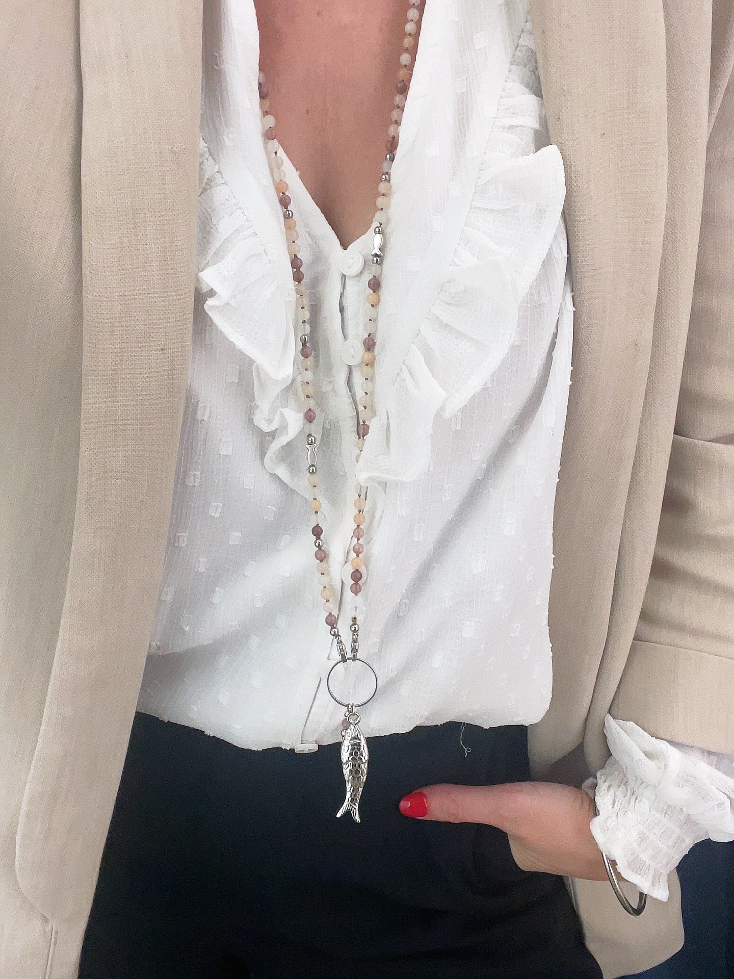 Porté long collier poisson Jacqueline tons beige