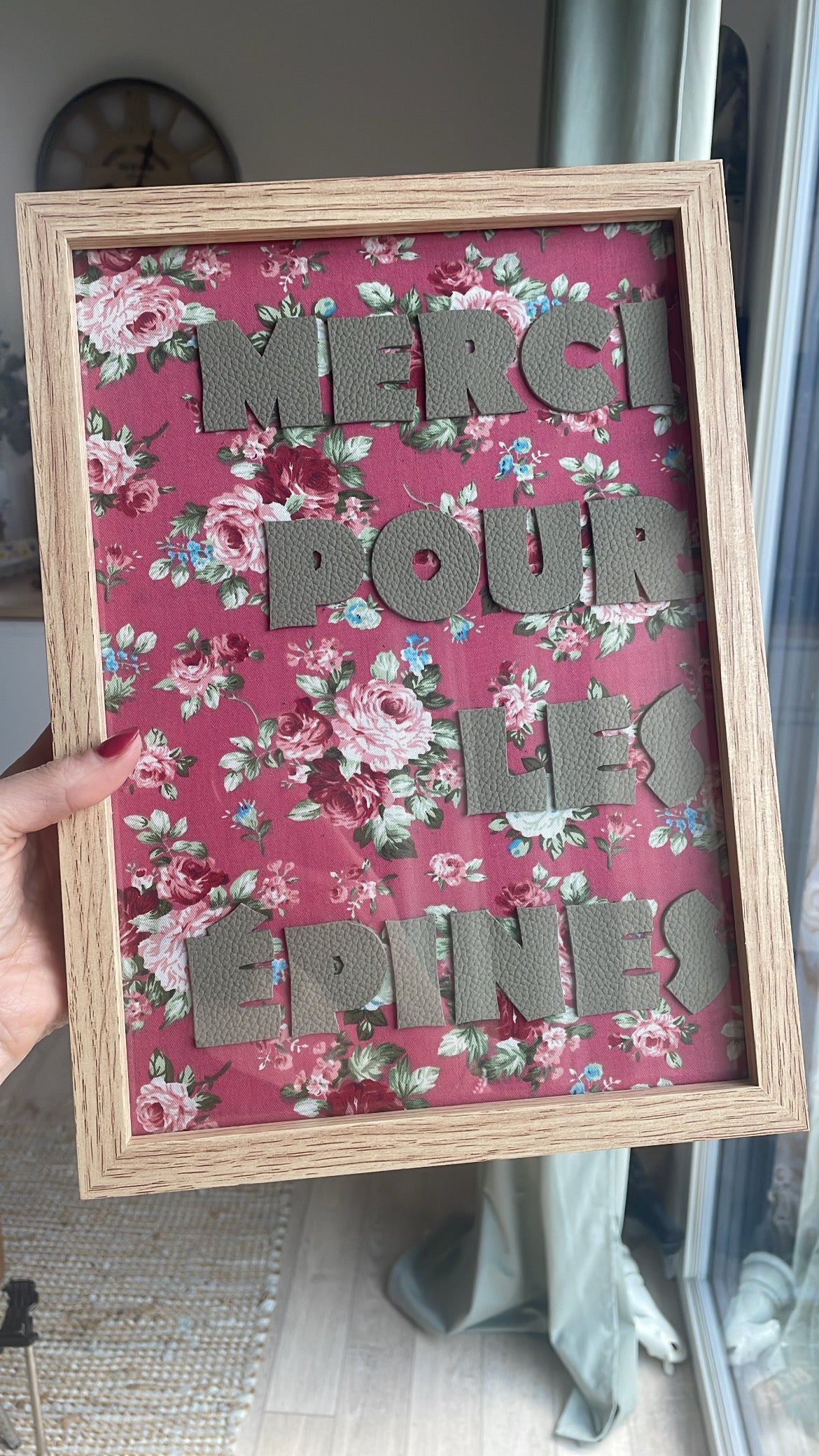 Détail cadre rose et vert merci pour les épines