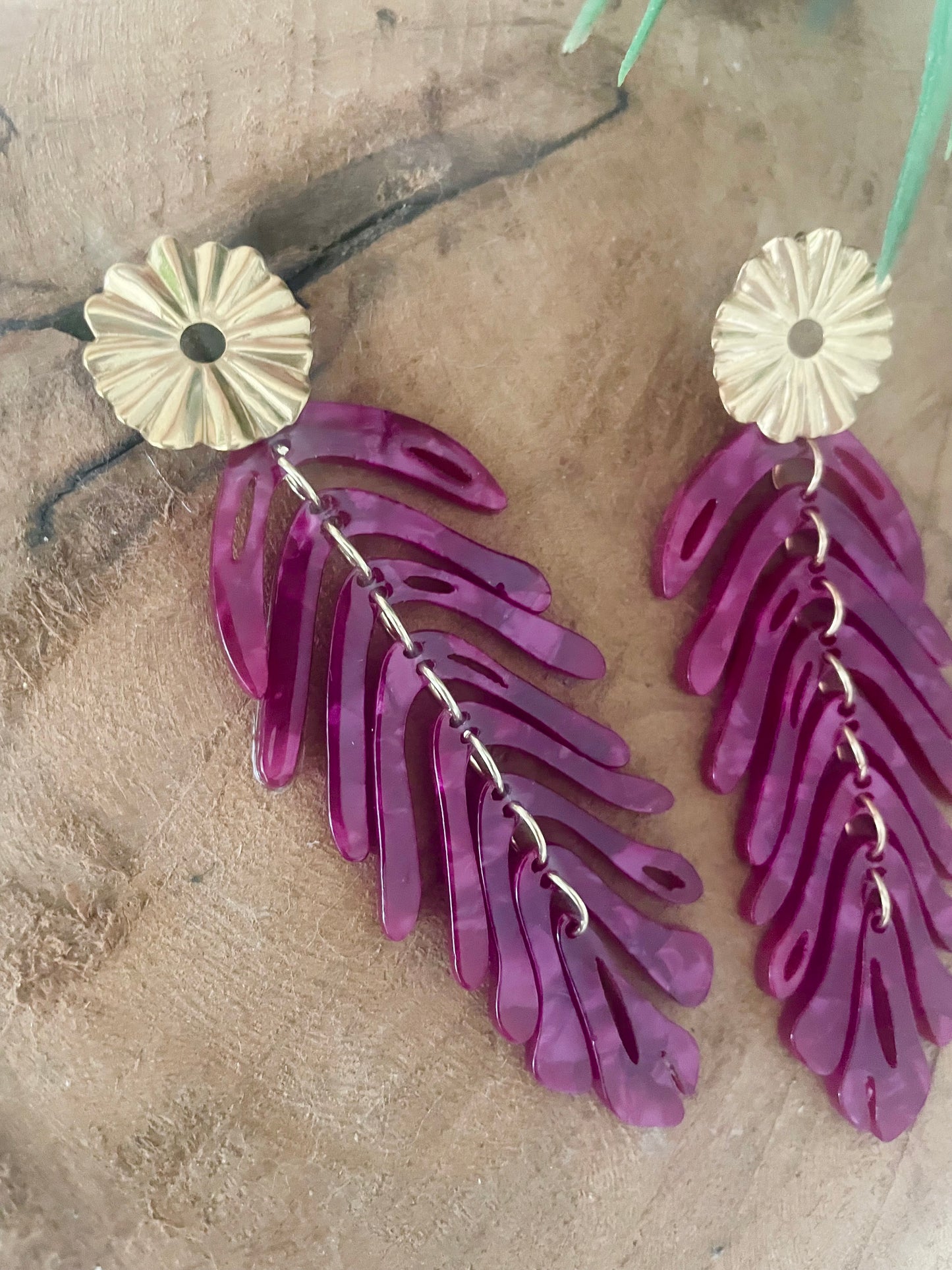 Détail boucles feuille bordeaux bohème chic nature et doré