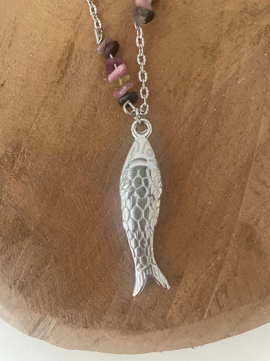 Zoom détail pendentif poisson collier sautoir tourmaline