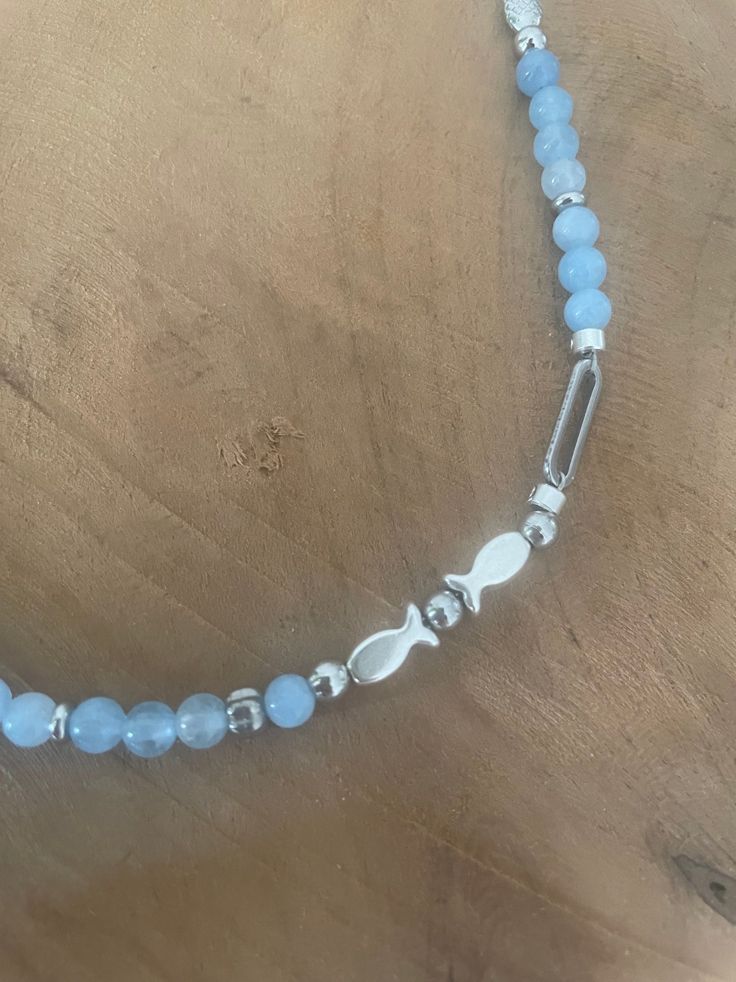 Collier court - ras de cou le poisson Jeanne en pierre naturelle jade bleu et argenté