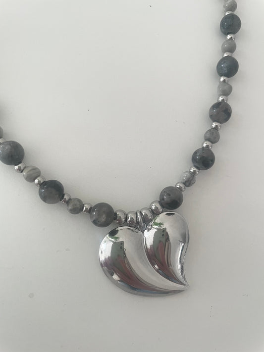 Zoom pendentif coeur collier OCEANE labradorite et argent