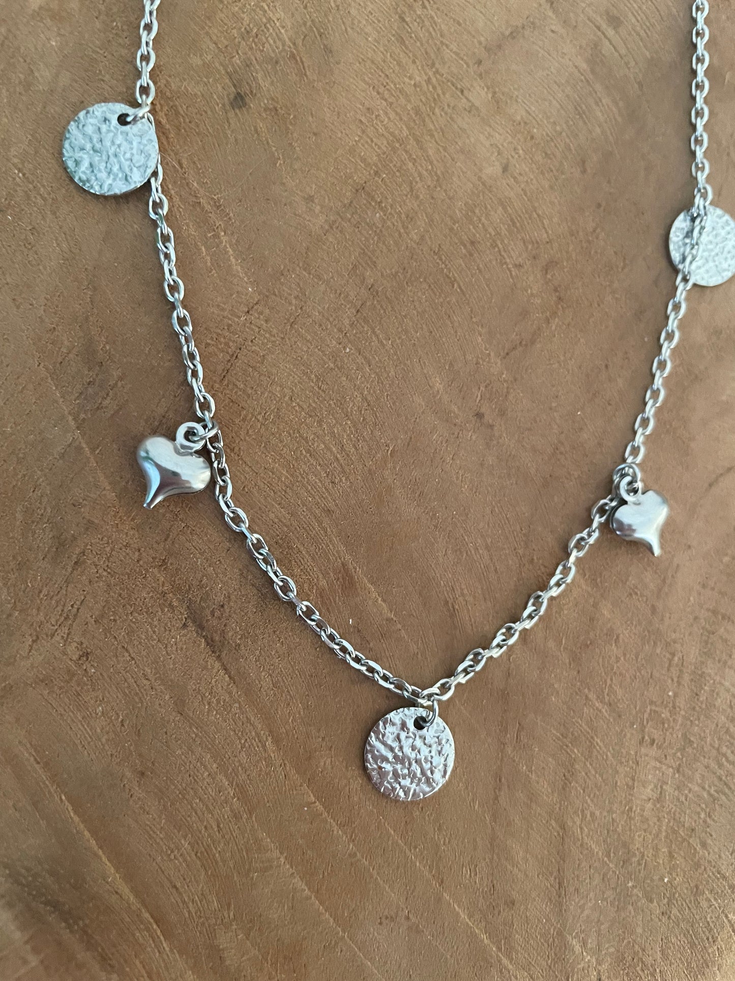 Collier court argenté avec breloques coeurs et médailles martelées