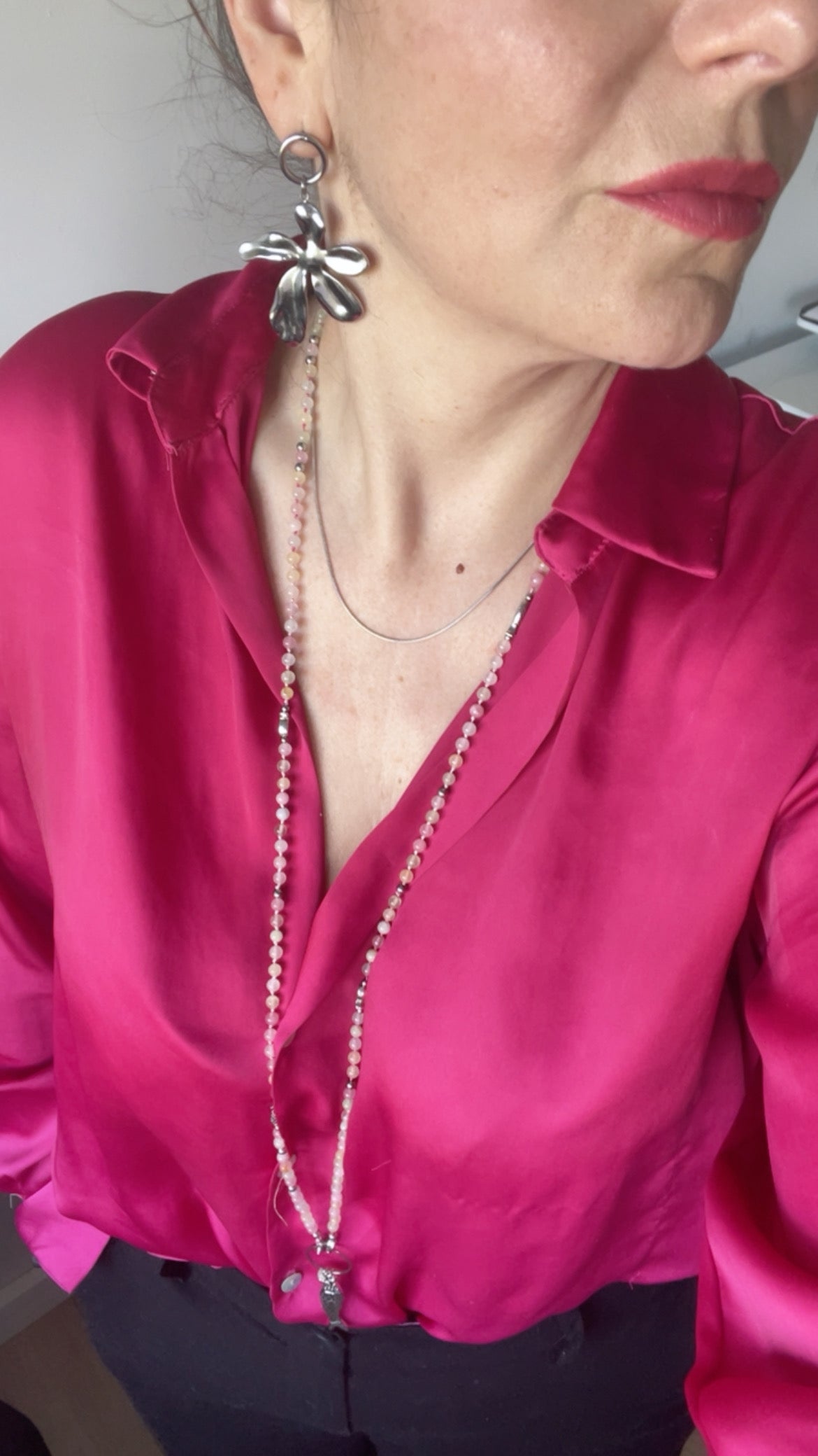 Porté long collier sautoir le poisson Jacqueline fait main tons pastel et pendentif acier inoxydable argenté