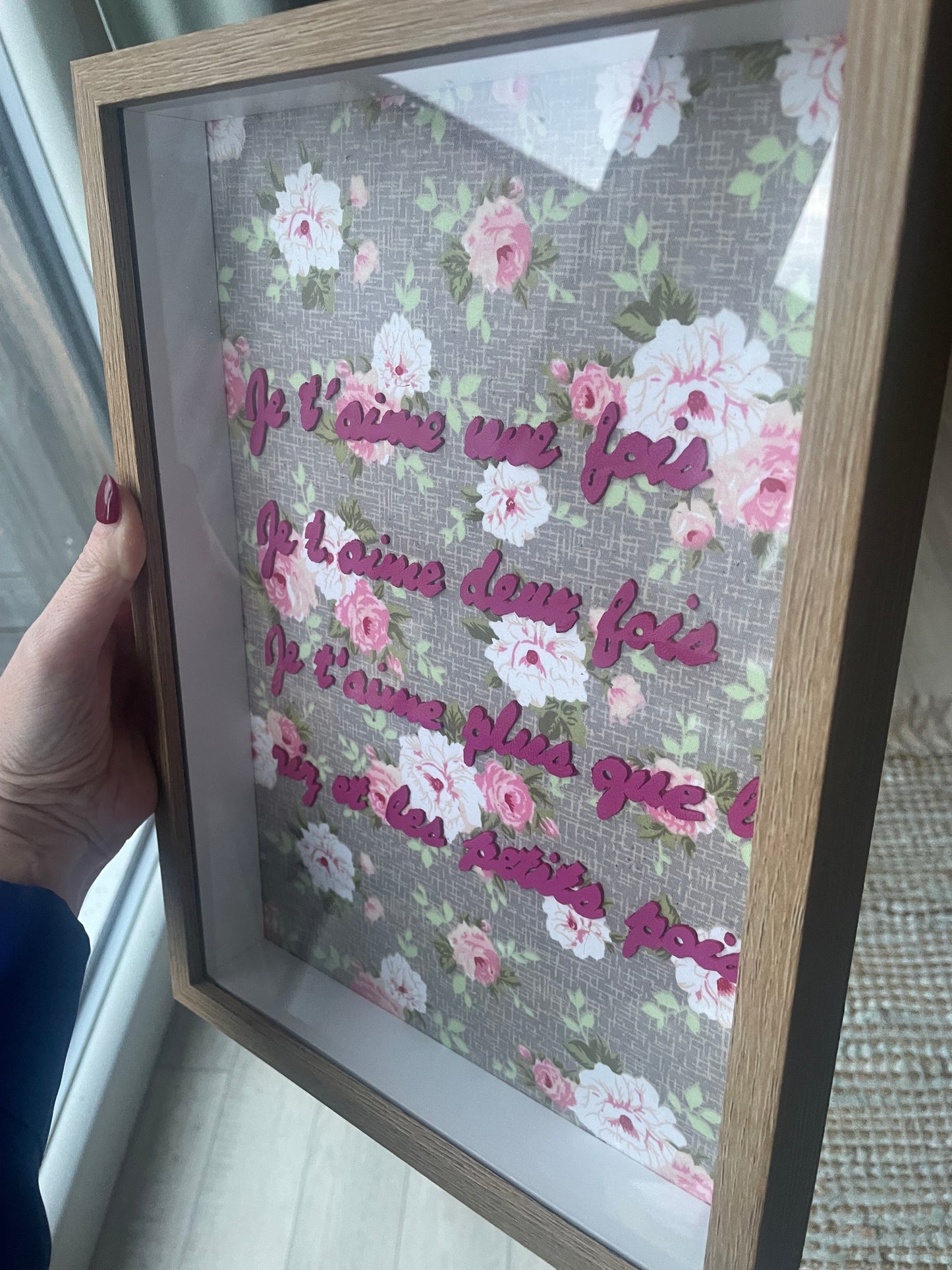Gros plan travail artisanal cuir et tissu cadre je t’aime une fois citation