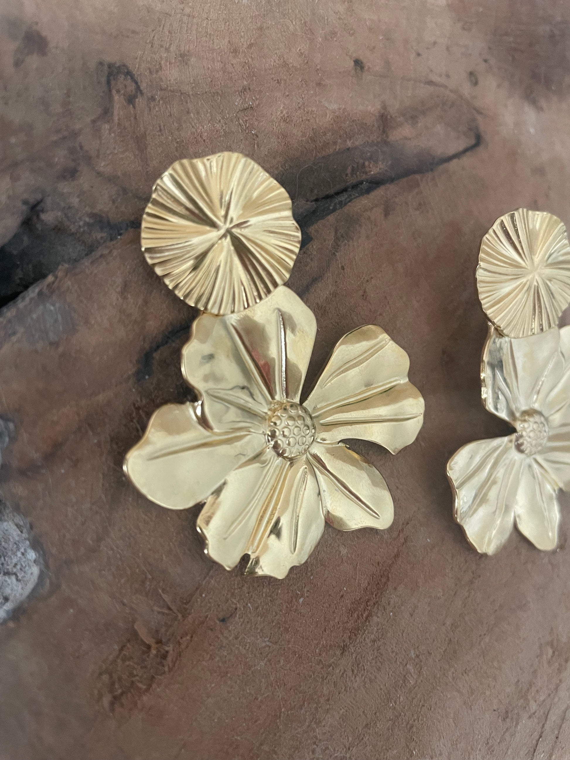Gros plan boucles d’oreilles grosse fleur travaillée acier inox doré