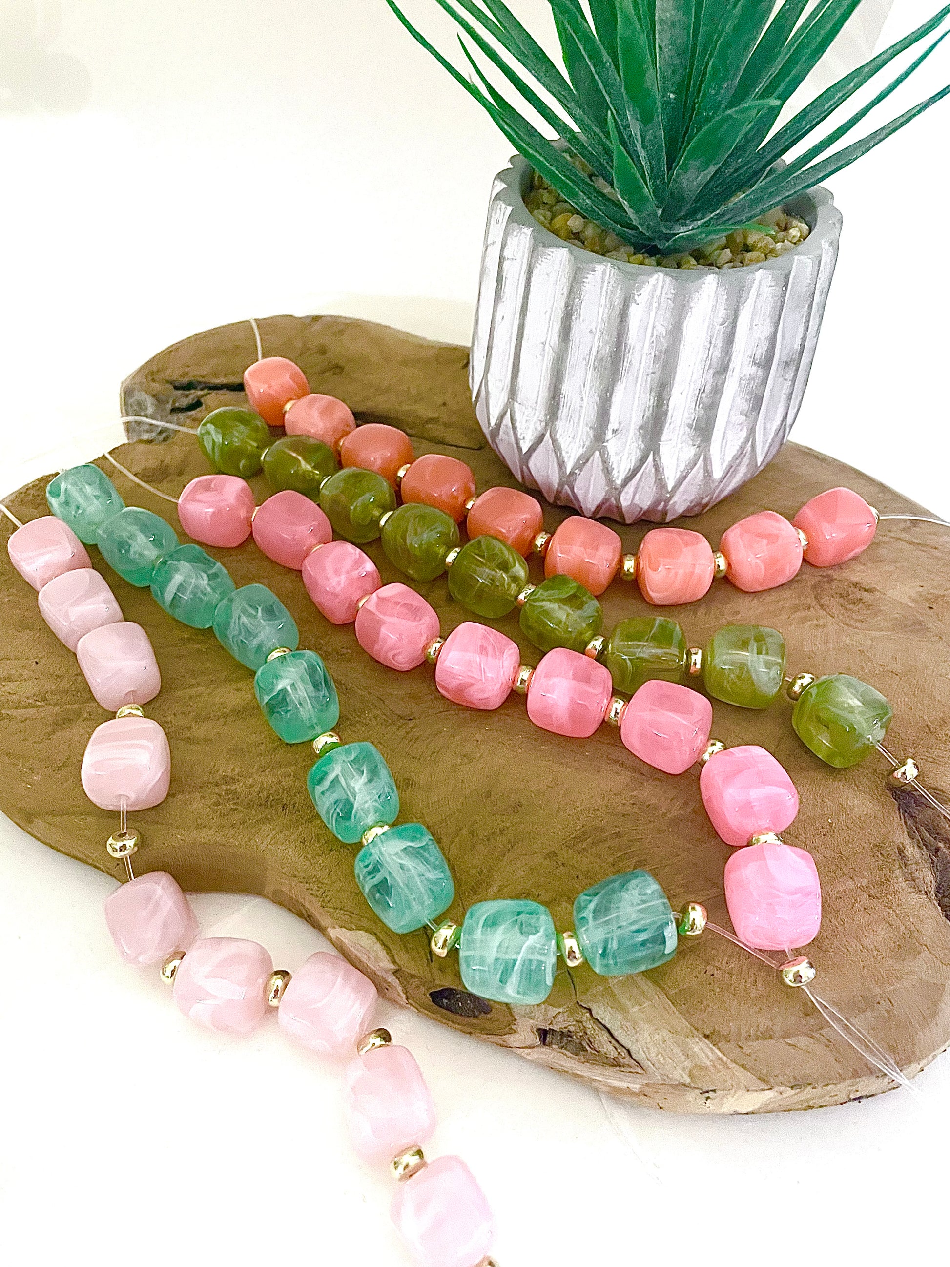 Détail perles colorées XXL bracelet Solène tendance été 2026