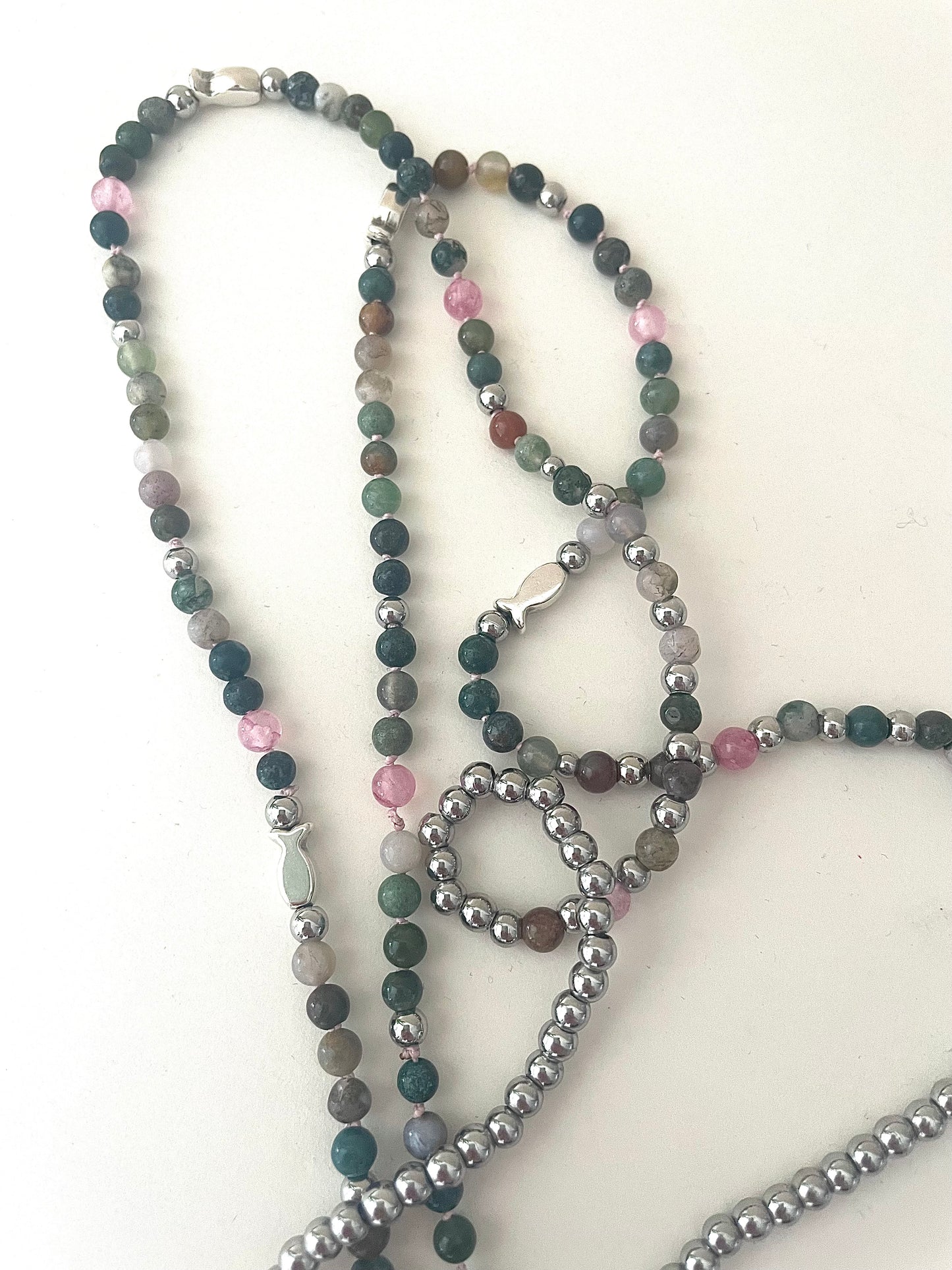 Détails pierres naturelles rose vert collier sautoir fait main fond blanc