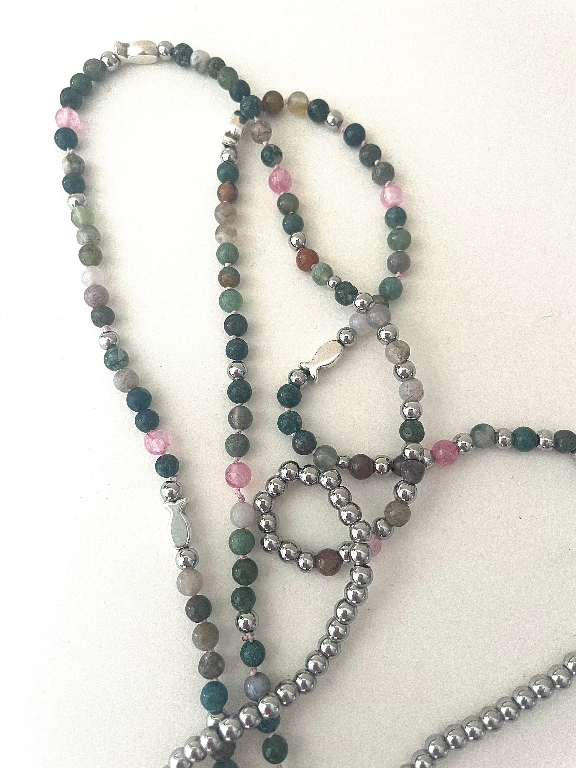 Détails pierres naturelles rose vert collier sautoir fait main fond blanc