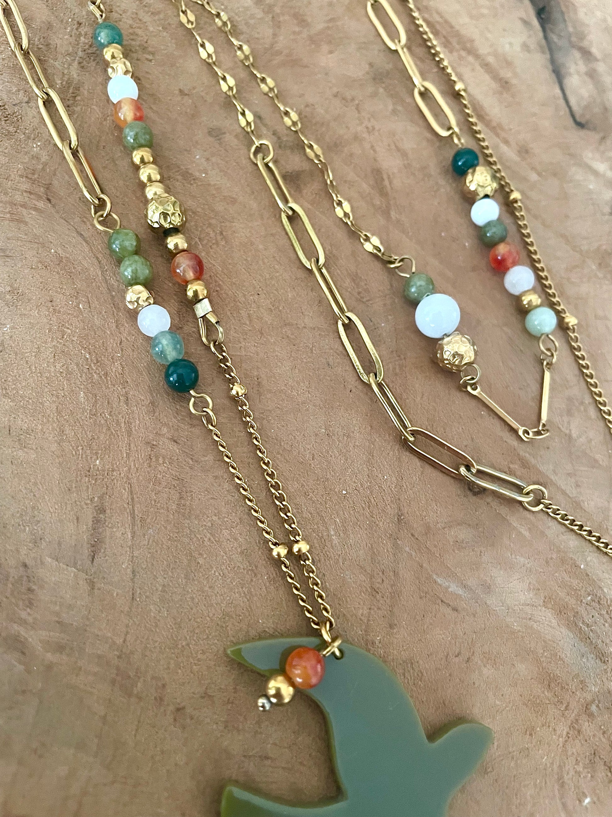 Gros plan zoom grand pendentif oiseau kaki et pierres orange vert sautoir artisanat