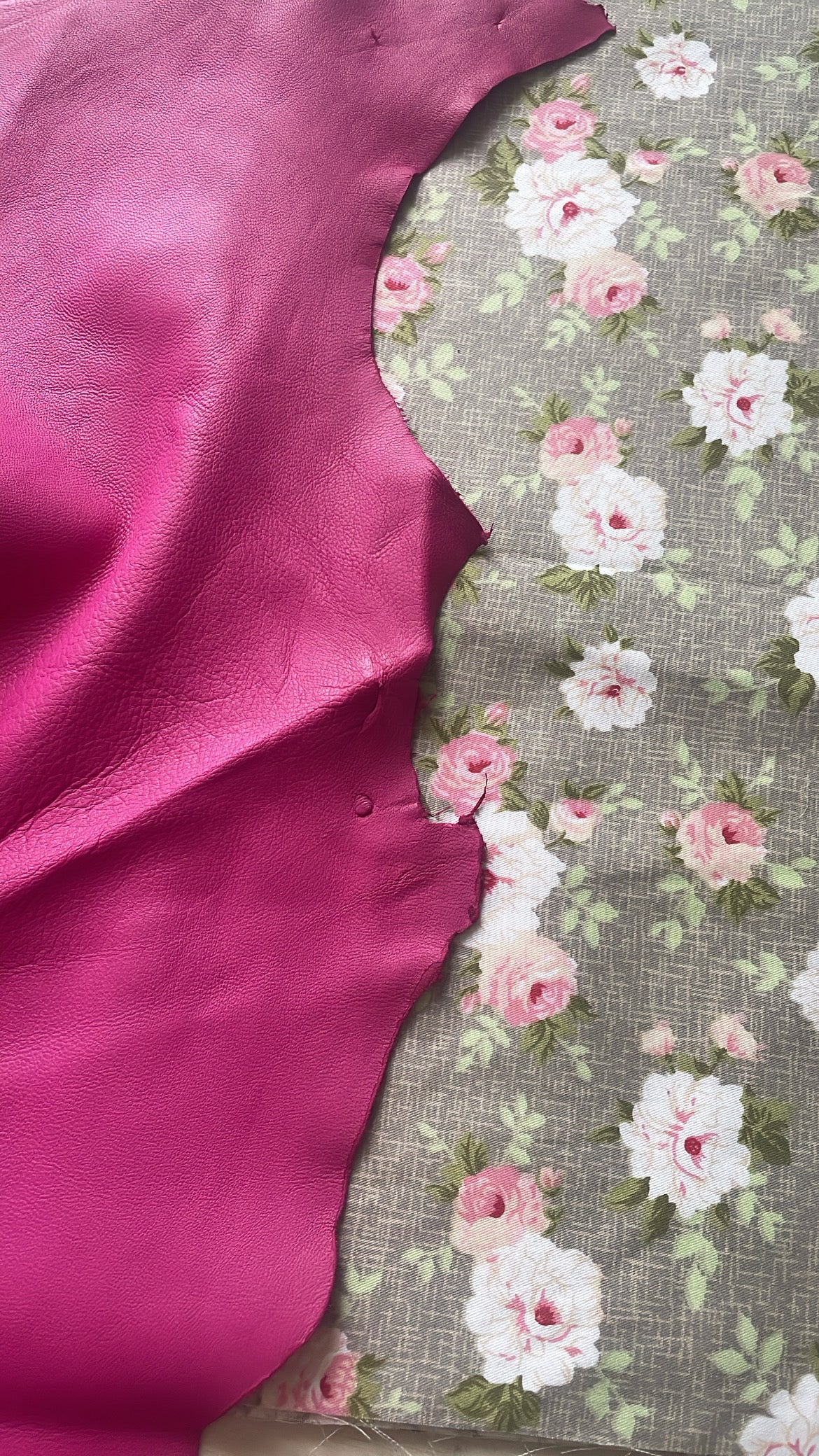 Détail cuir rose et tissu fleur cadre je t’aime une fois fait main