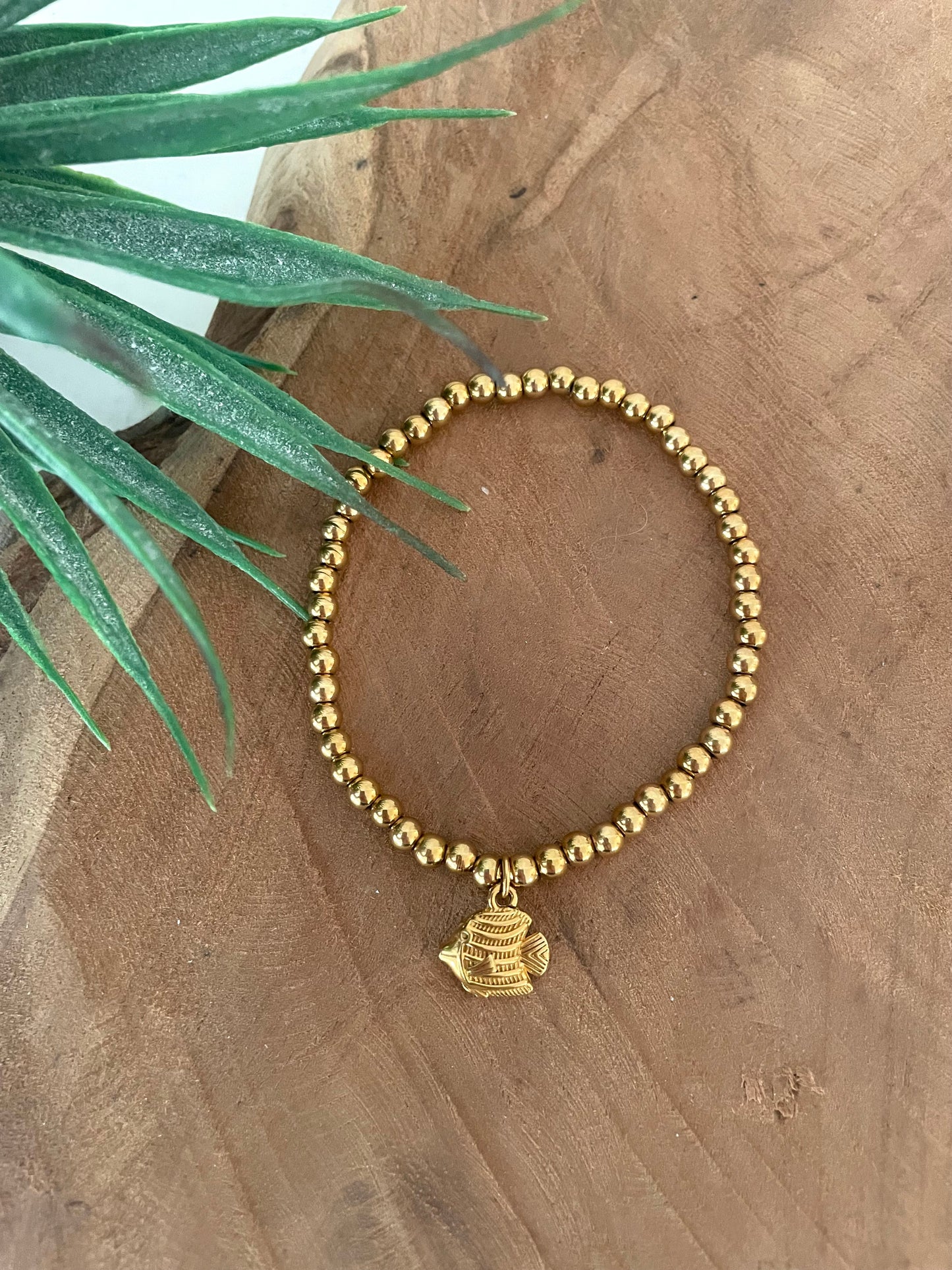Bracelet breloque poisson en perles dorées