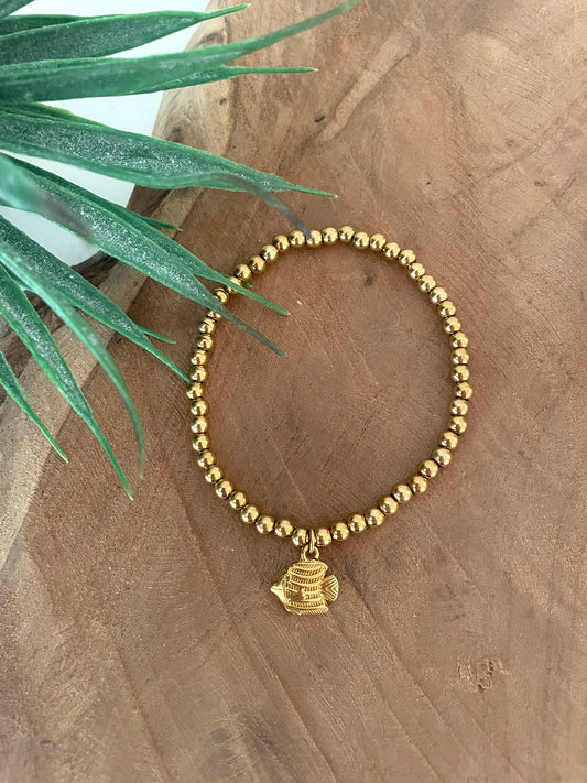 Bracelet breloque poisson en perles dorées