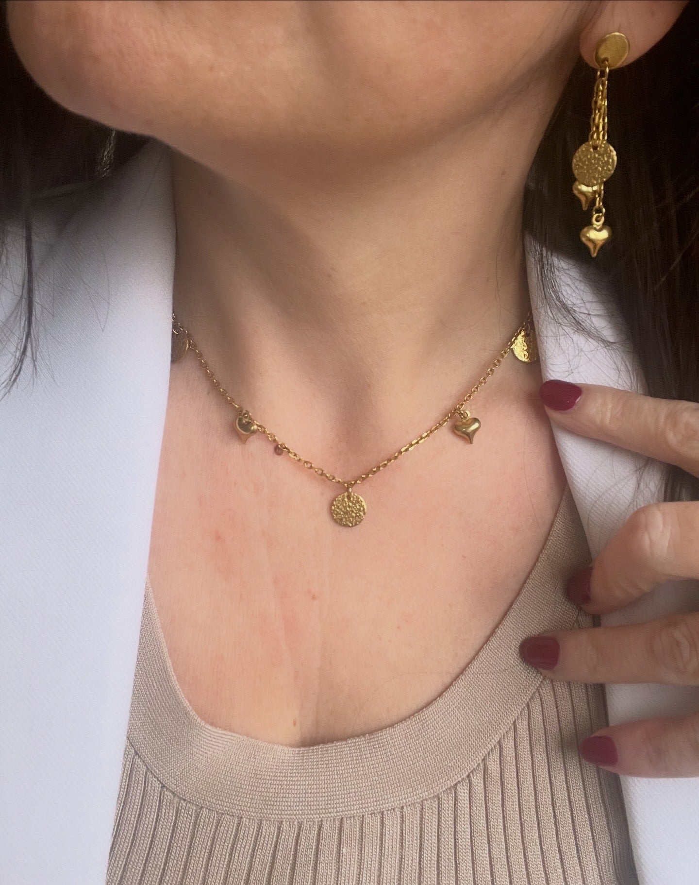 Collier court doré avec breloques coeurs et médailles martelées