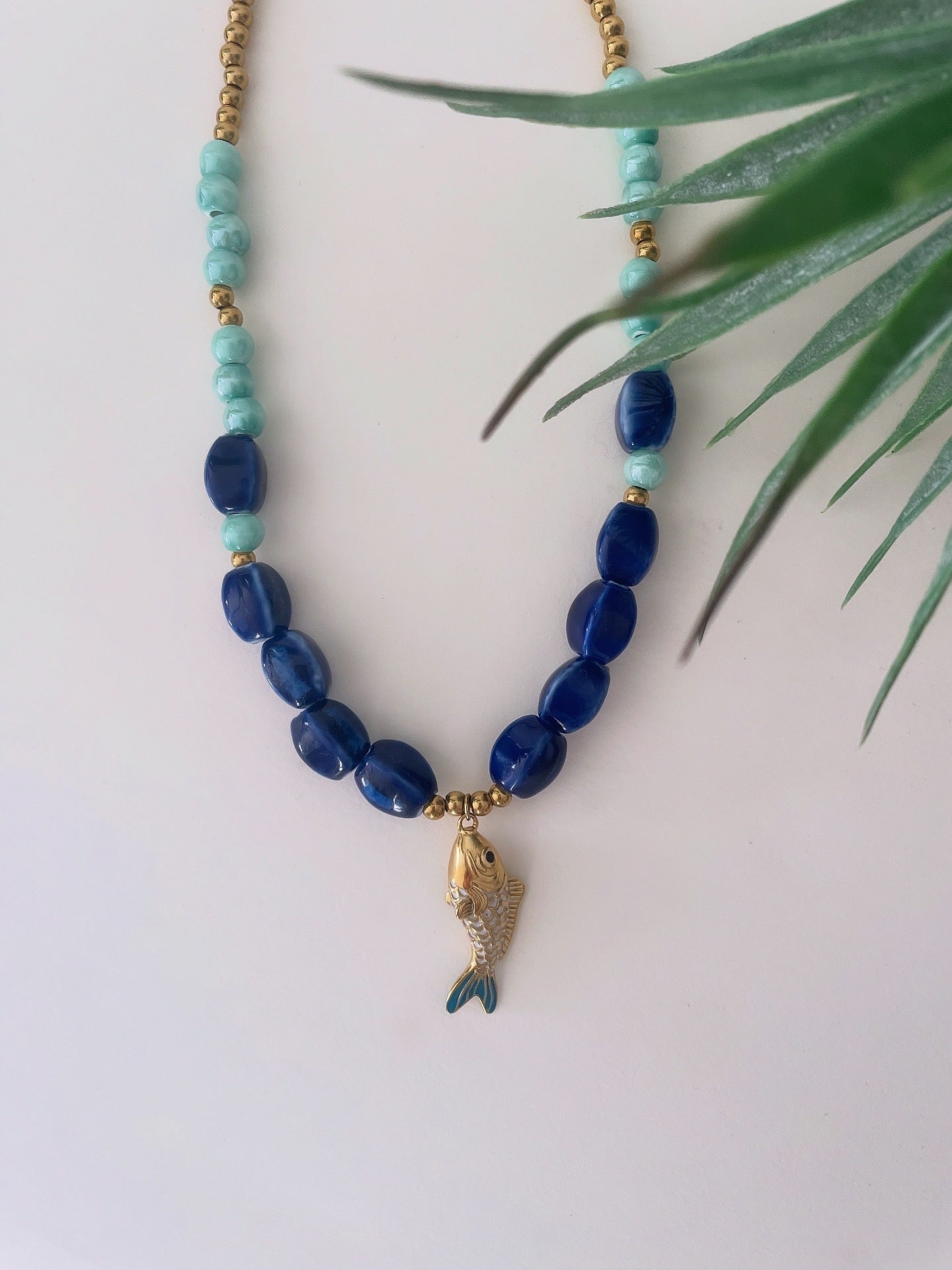 Collier pendentif poisson bleu marine turquoise perles céramique dorées