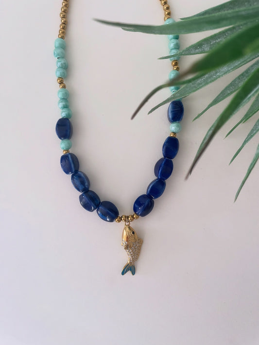 Collier pendentif poisson bleu marine turquoise perles céramique dorées