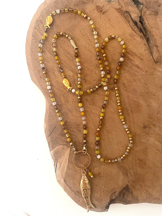 Vue entière long collier sautoir fait main le poisson Jacqueline tons jaune marron et acier inoxydable doré