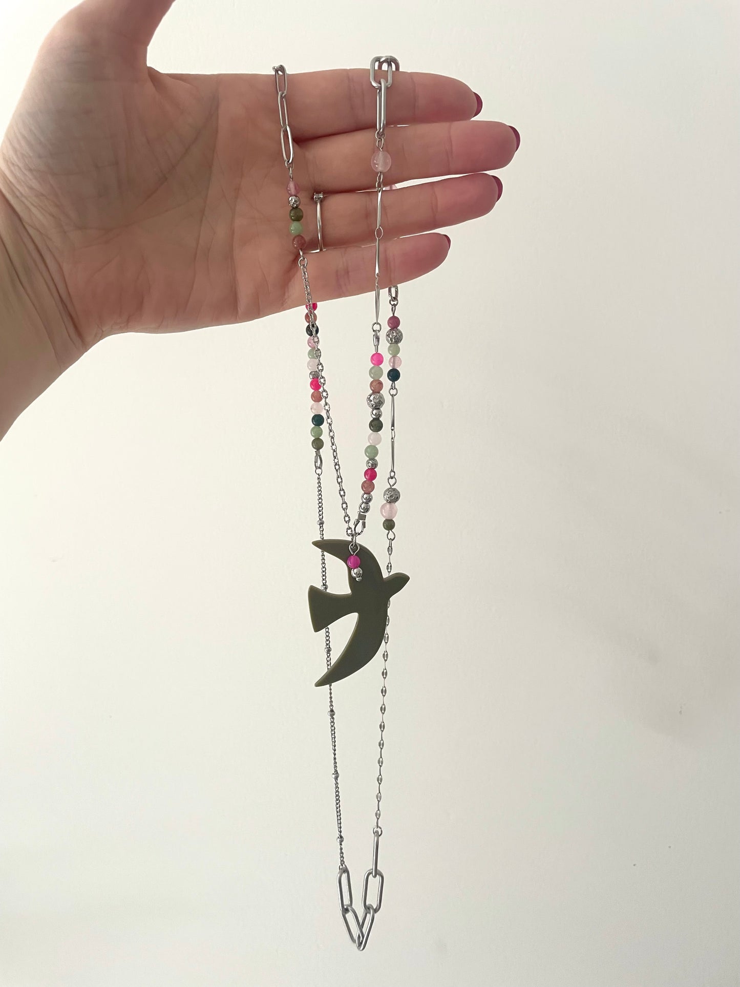 Collier sautoir pendentif oiseau chaîne inox argent et perles naturelles rose vert fait main