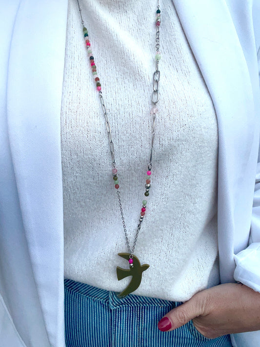 Sautoir thème LIBERTÉ argenté pendentif oiseau kaki et pierres naturelles rose-vert