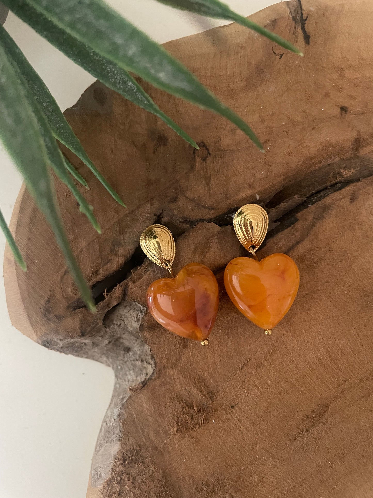 Petites boucles d’oreilles coeur résine orange ambré et acier inox doré