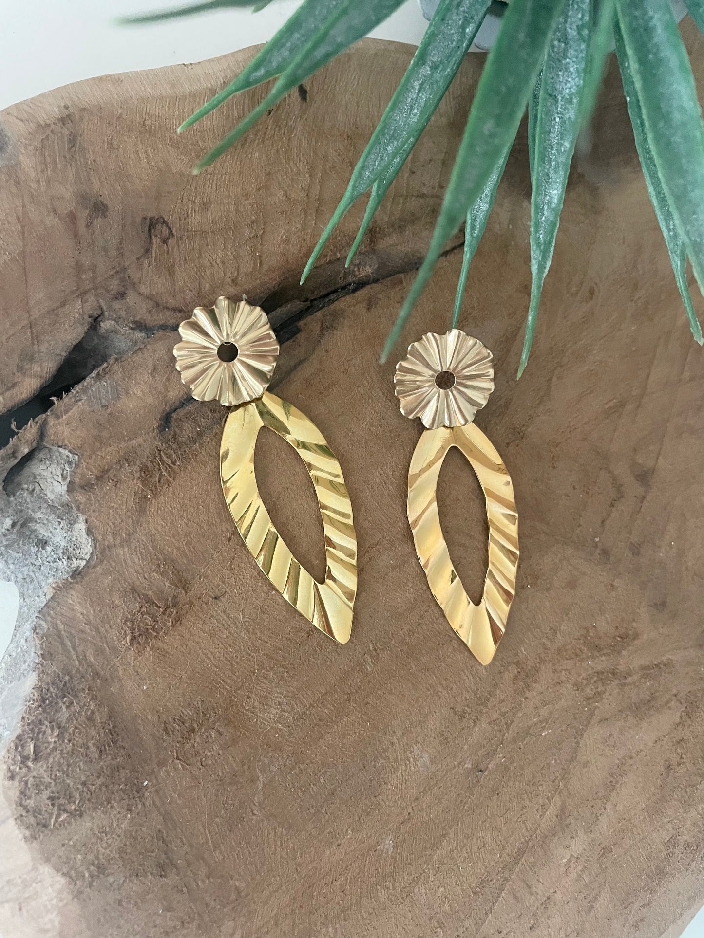 Boucles d’oreilles feuilles dorées acier inoxydable et laiton doré à l’or fin