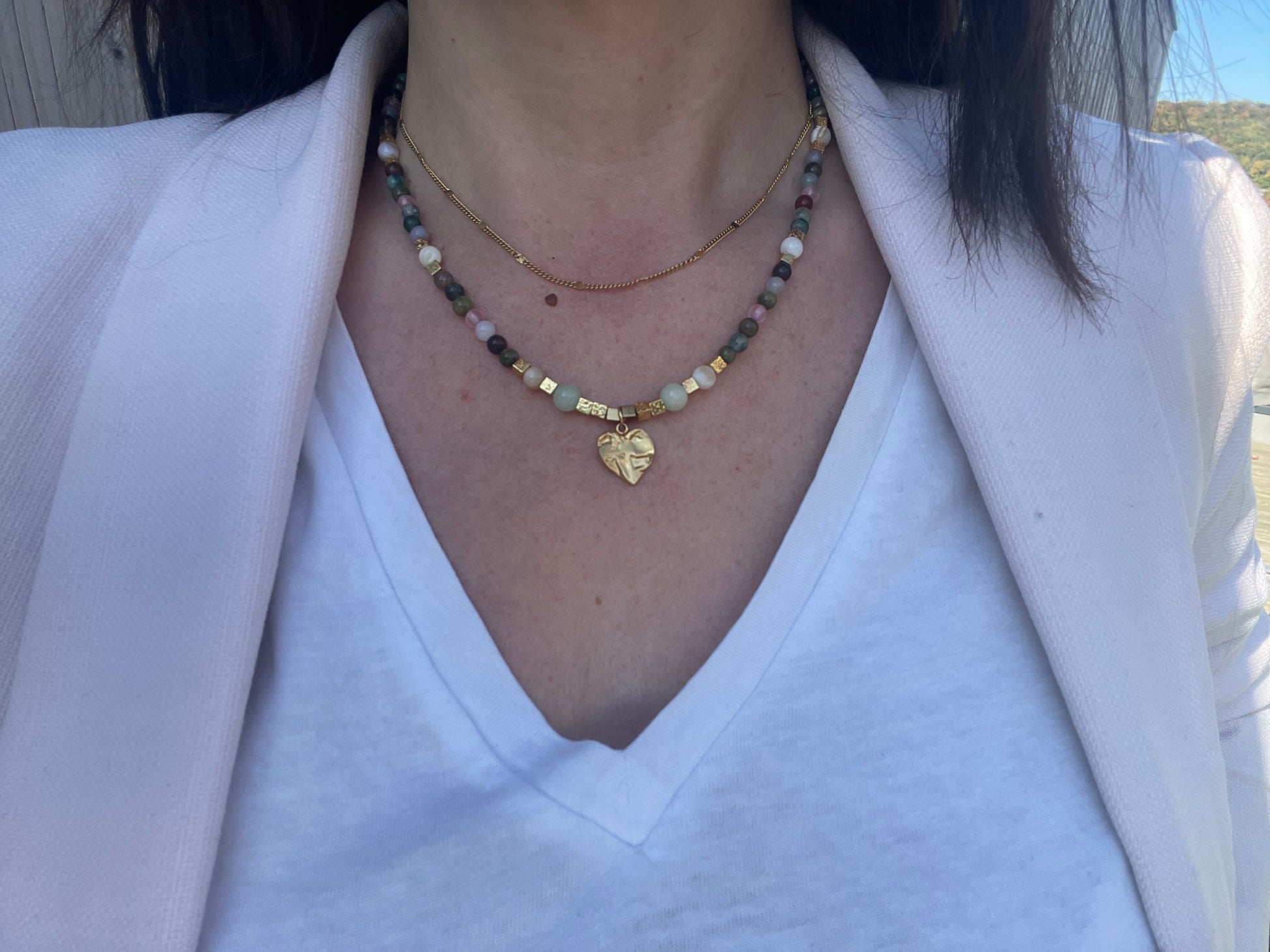 Autre photo porté collier Gisèle version doré vert rose pierre naturelle fait main france