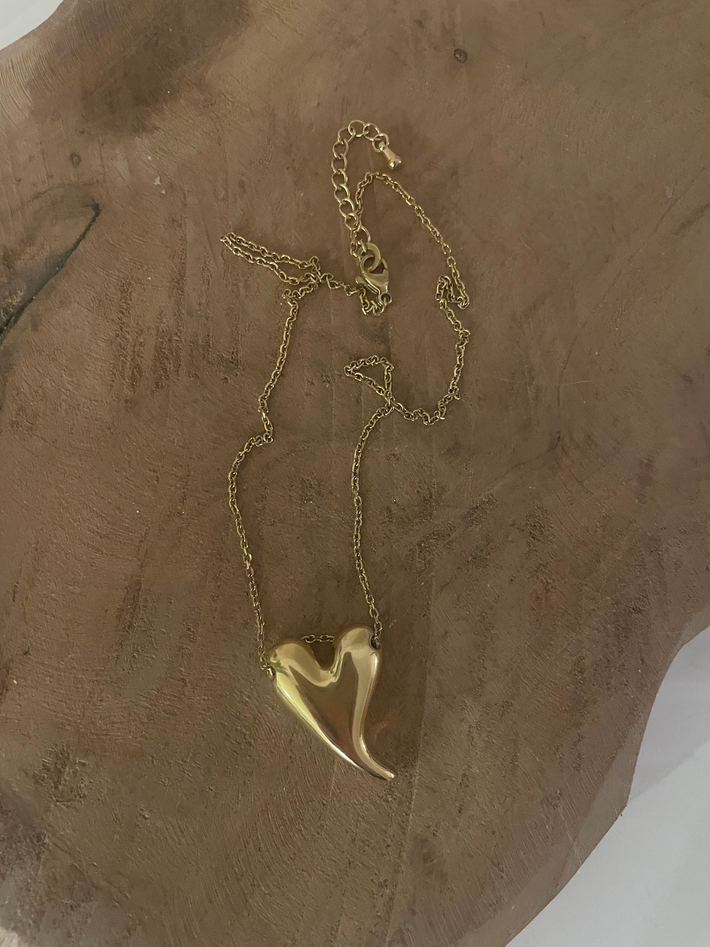 Collier courte chaîne fine dorée coeur asymétrique amour