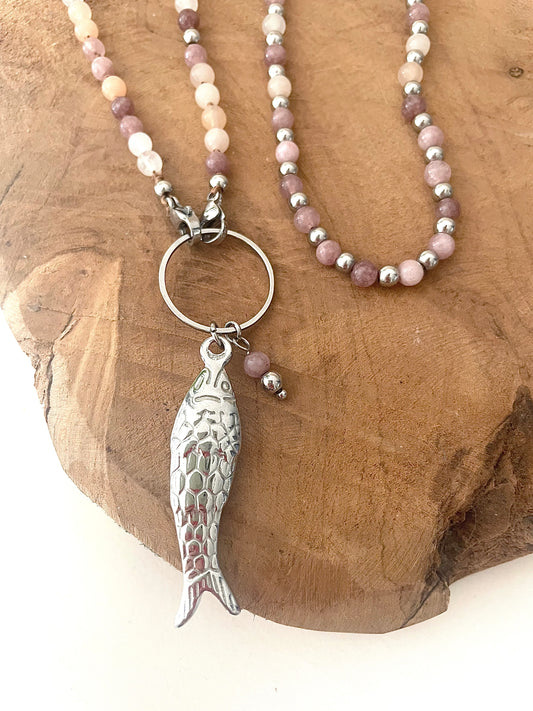 Zoom pendentif poisson long collier sautoir pierre naturelle tons beige violine