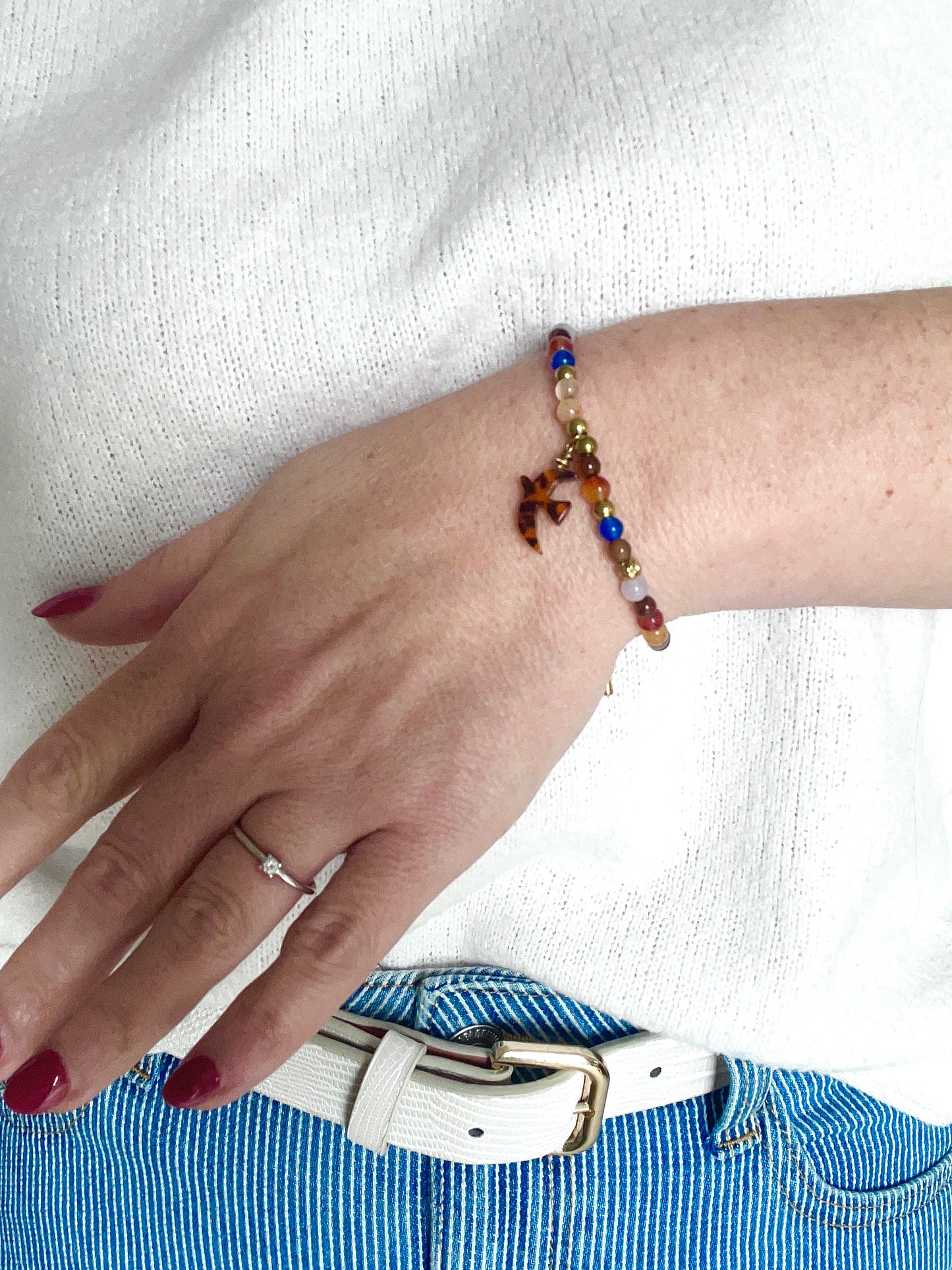 Bracelet thème LIBERTÉ doré breloque oiseau léopard et pierres naturelles orange-marron-bleu