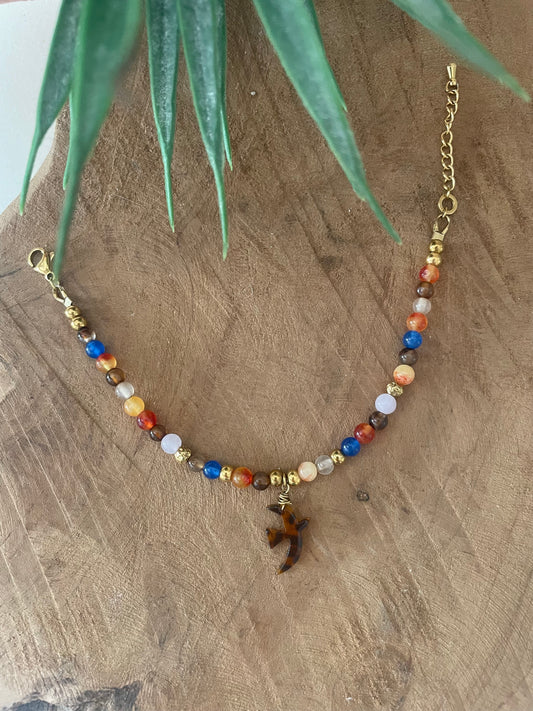 Bracelet thème LIBERTÉ doré breloque oiseau léopard et pierres naturelles orange-marron-bleu