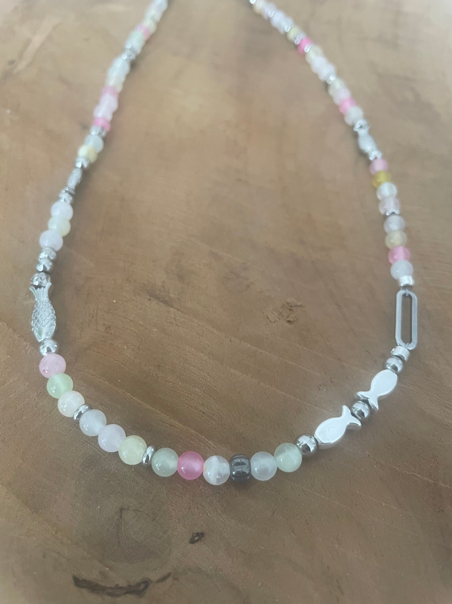 Collier court - ras de cou le poisson Jeanne en pierre naturelle de jade pastel et argenté
